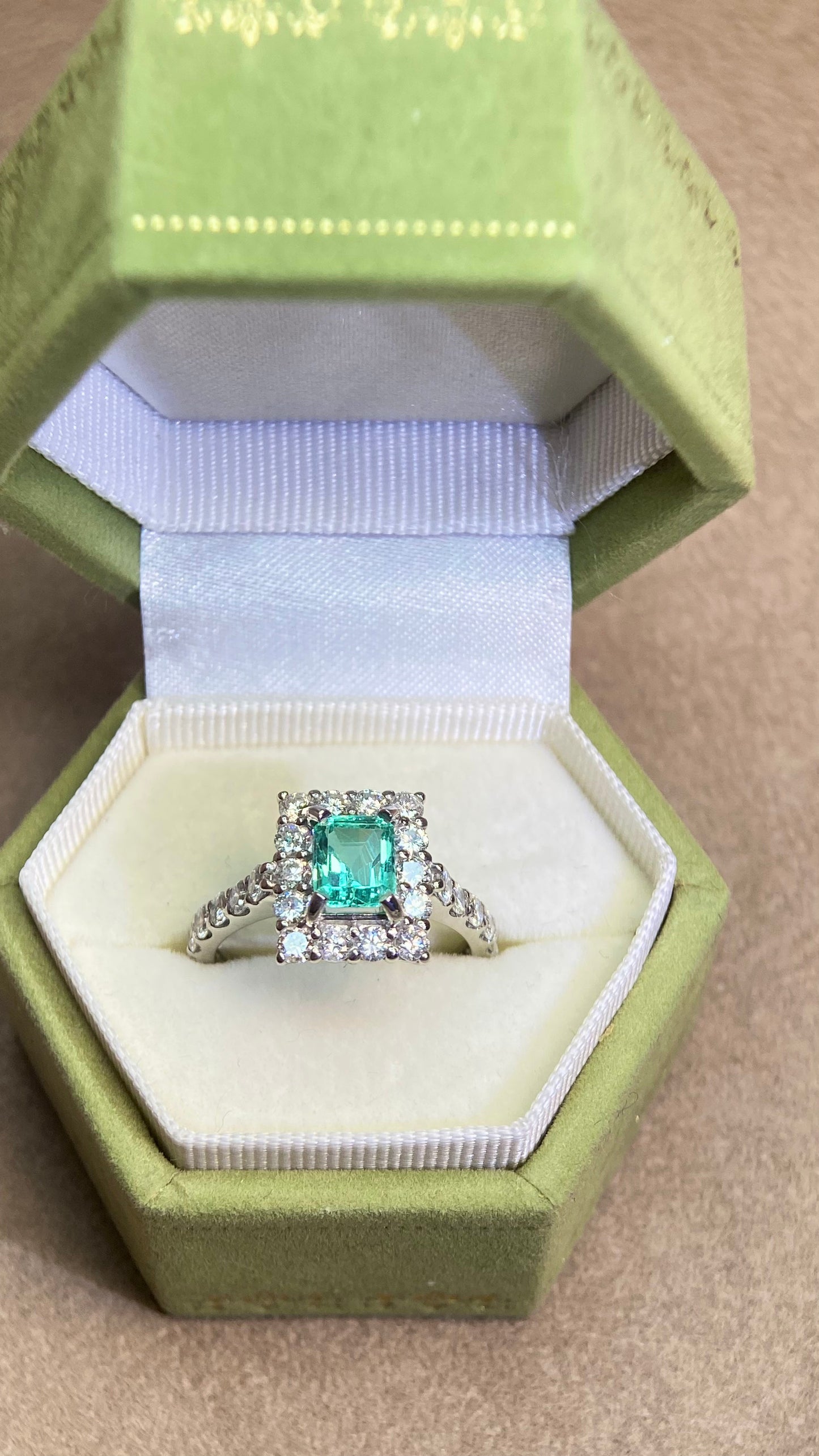 Pt950プラチナ&エメラルド&ダイヤモンドリング|エメラルド0.83カラット|ダイヤモンド1.09t|コロンビア|日本製ヴィンテージエステートジュエリー