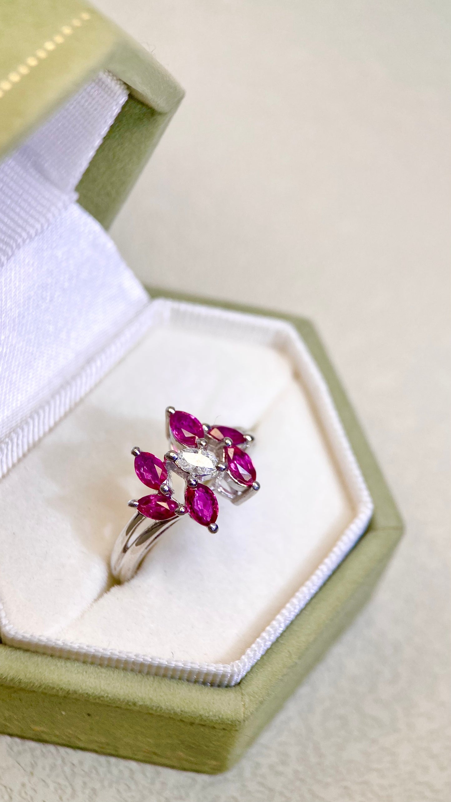 Pt900プラチナ&ルビー&ダイヤモンドリング|ルビー0.98ct、ダイヤモンド0.10ct|日本製ヴィンテージエステートジュエリー