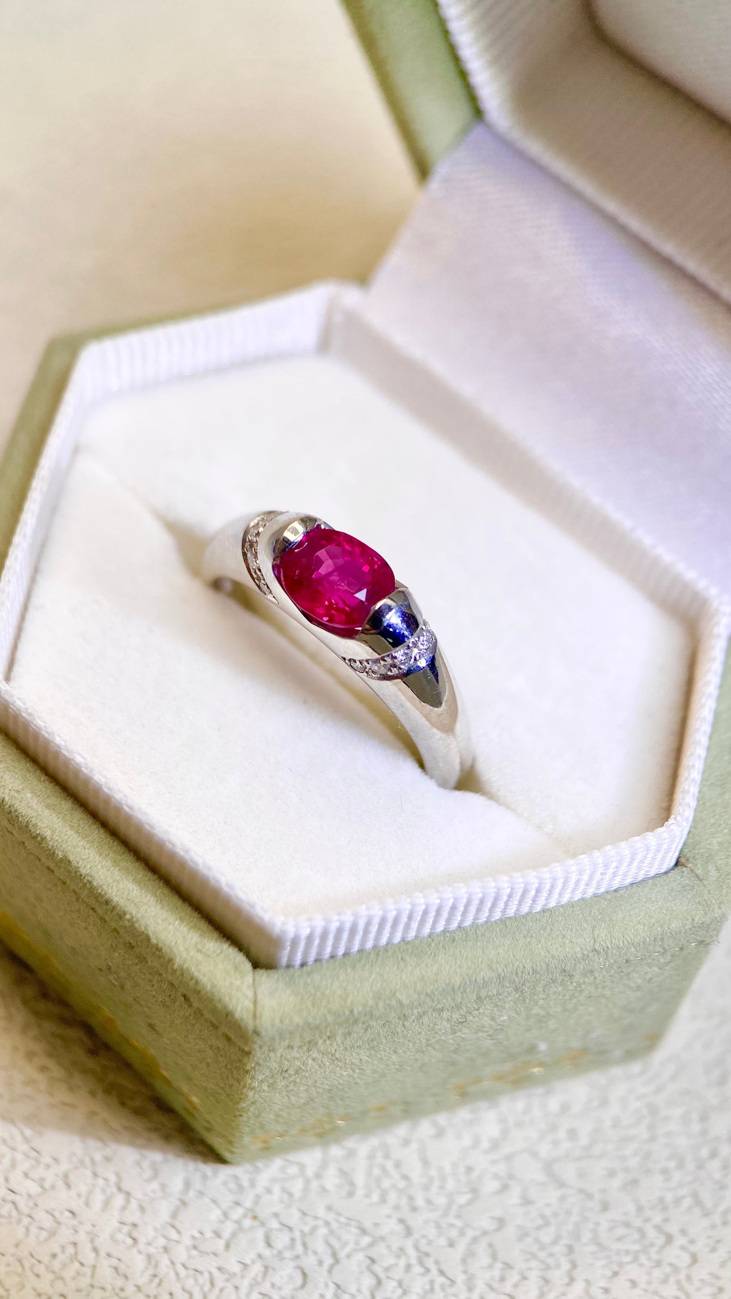 Pt900プラチナ&ルビー&ダイヤモンドリング|ルビー1.03ct、ダイヤモンド0.06ct|日本製ヴィンテージエステートジュエリー