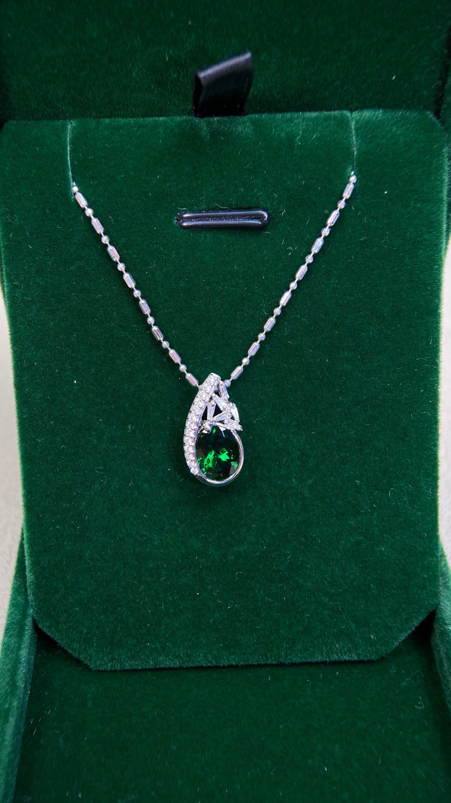 Pt900 Platinum/Pt850 Platinum&Tsavorite Garnet Necklace| Tsavorite Garnet: 1.96ct|Diamonds:0.14ct|Japanese Vintage Estate Jewelry -BOER