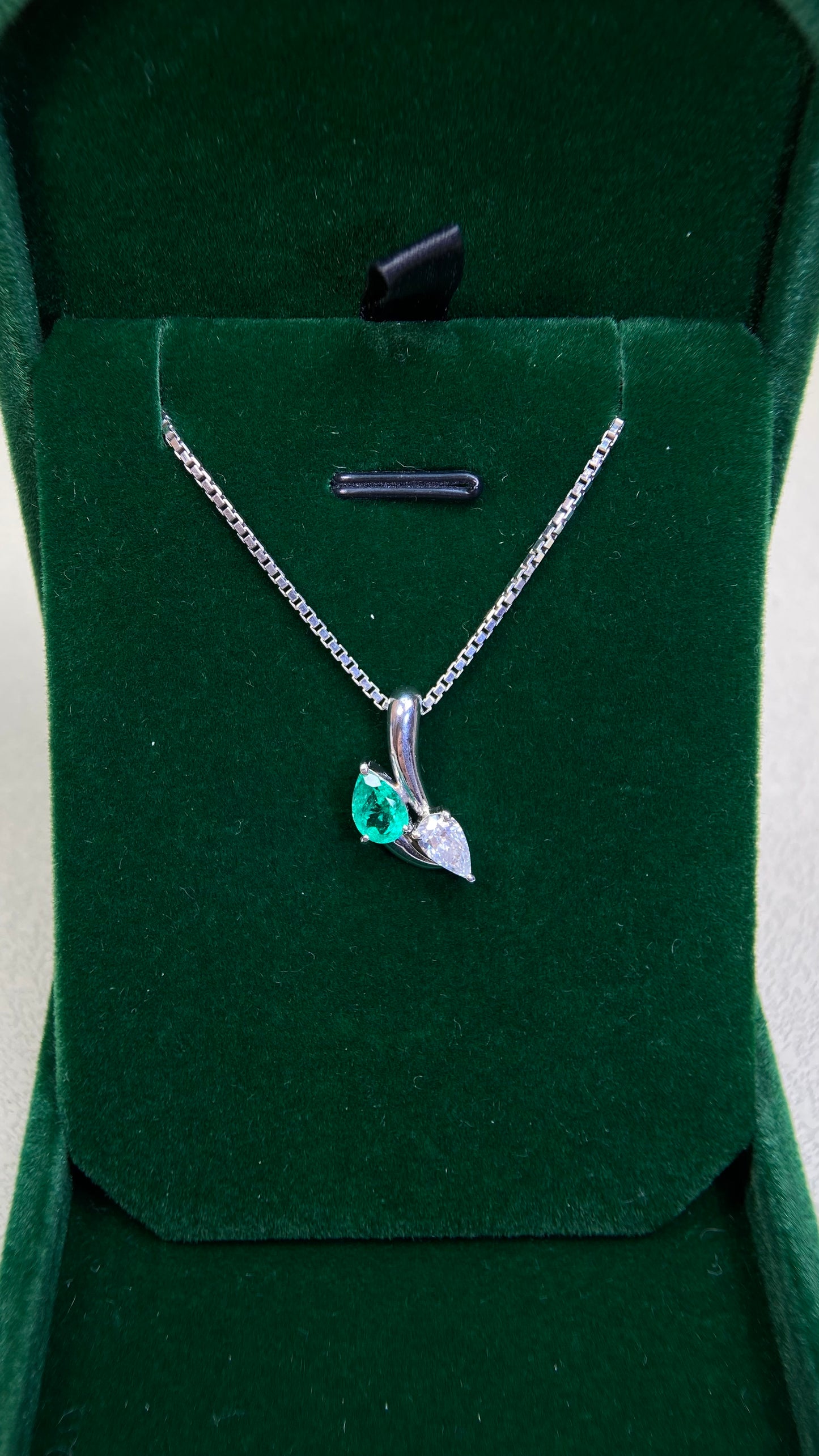 Pt900 platinum/Pt850 platinum&Emerald&Diamond Necklace| Emerald: 0.55ct|Diamonds:0.38ct|Japanese Vintage Estate Jewelry -BIFU