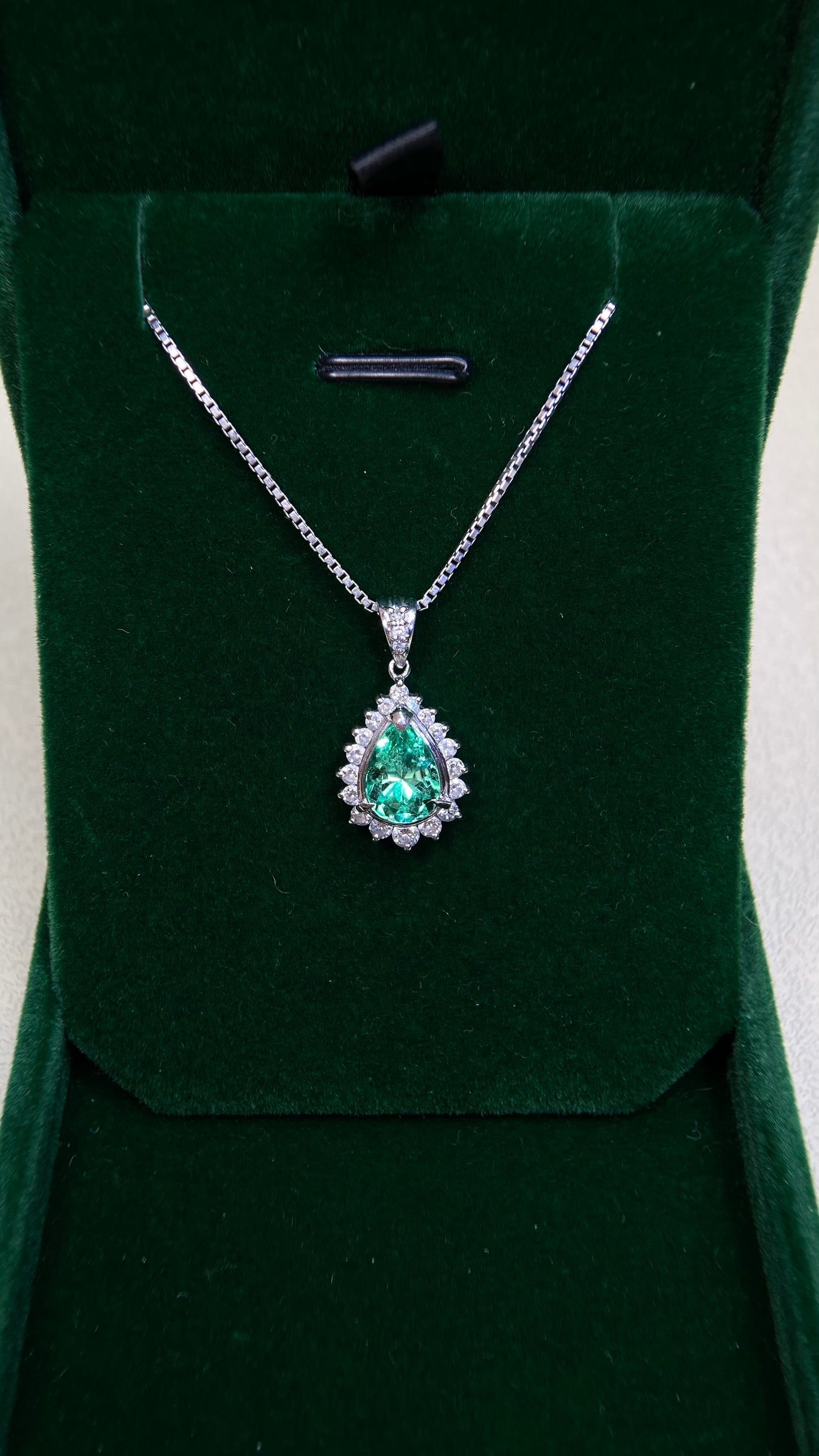 Pt900 platinum/Pt850 platinum&Emerald&Diamond Necklace| Emerald: 1.54ct|Diamonds:0.50ct|Japanese Vintage Estate Jewelry -BOUC