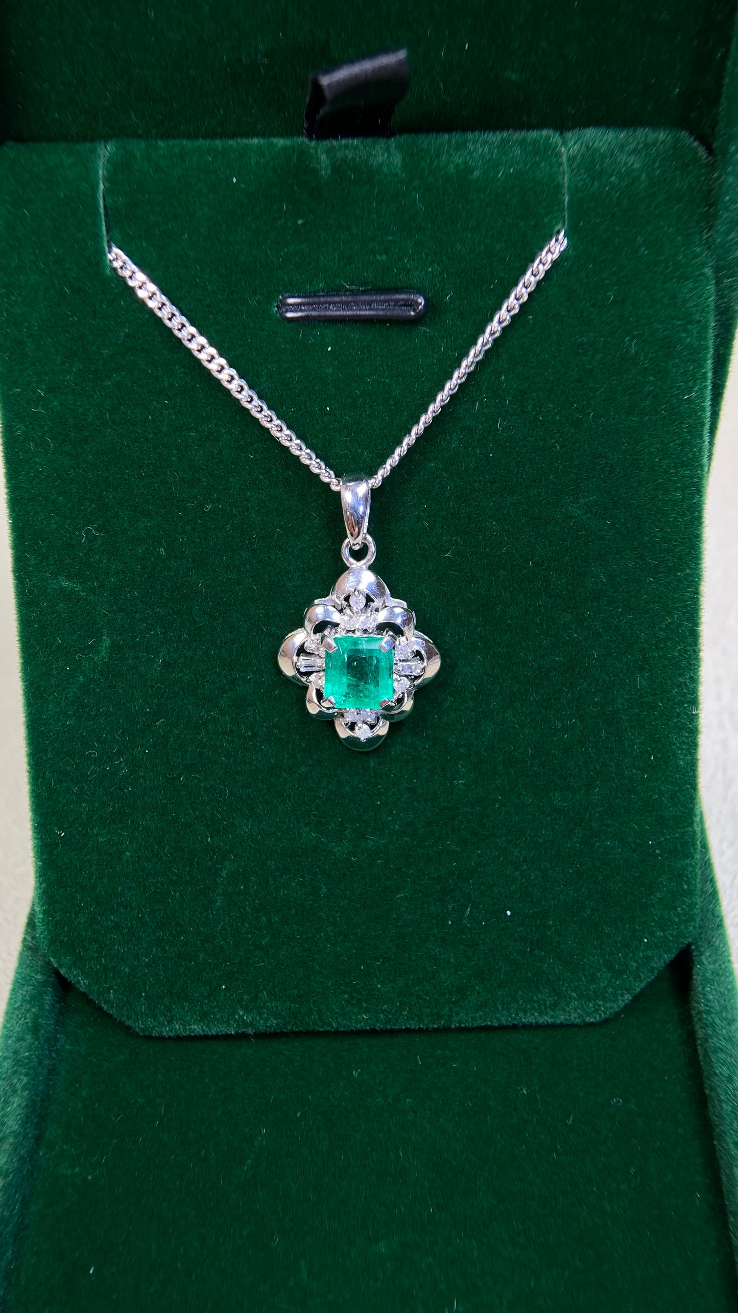 Pt900 platinum/Pt850 platinum&Emerald&Diamond Necklace| Emerald: 1.12ct|Diamonds:0.12ct|Japanese Vintage Estate Jewelry -BQNU