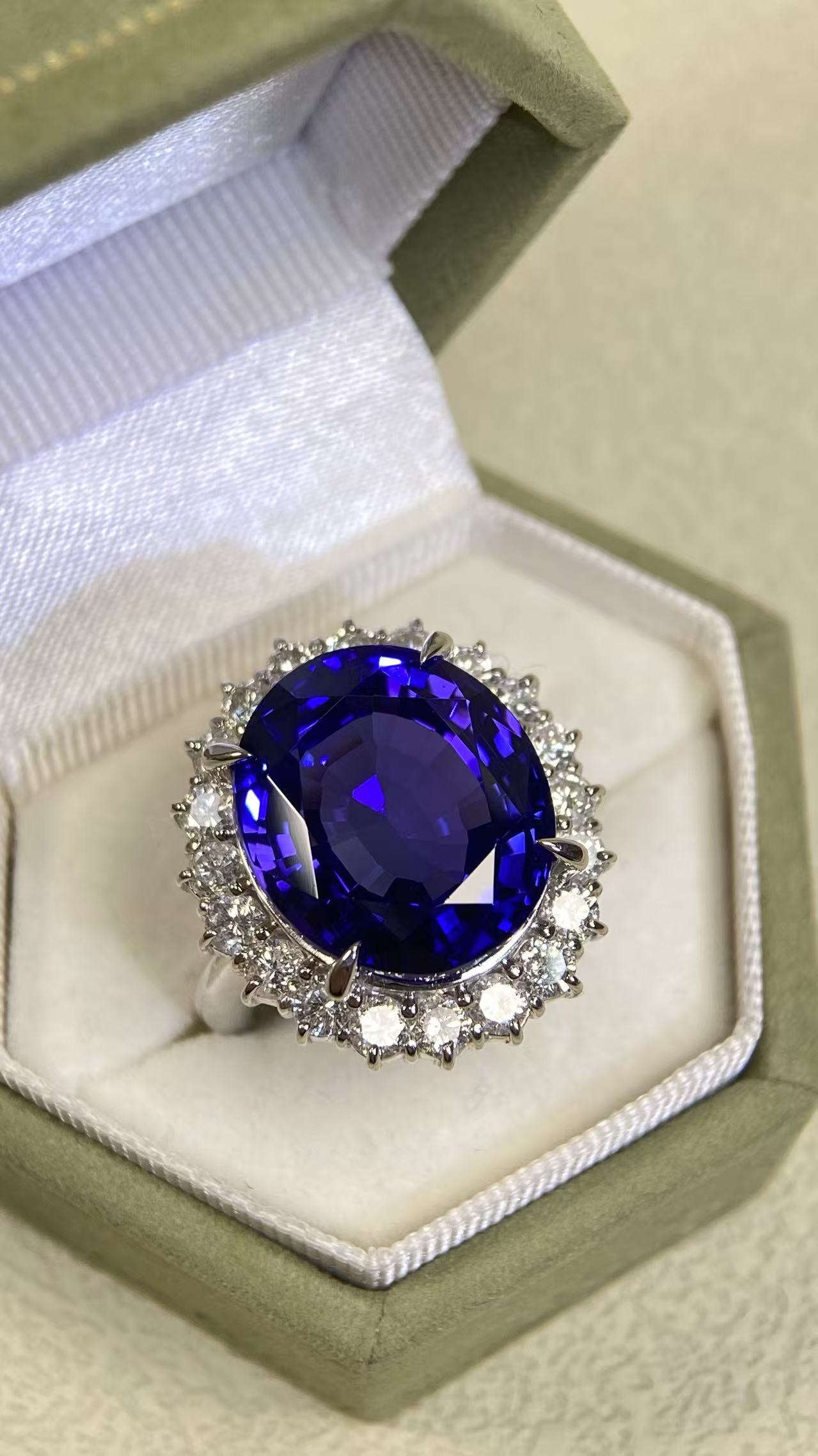 Pt900 Platinum&Tanzanite&Diamond Ring| Tanzanite:15.48ct | Diamonds:1.05ct | Japanese Vintage Estate Jewelry -BSKT3103