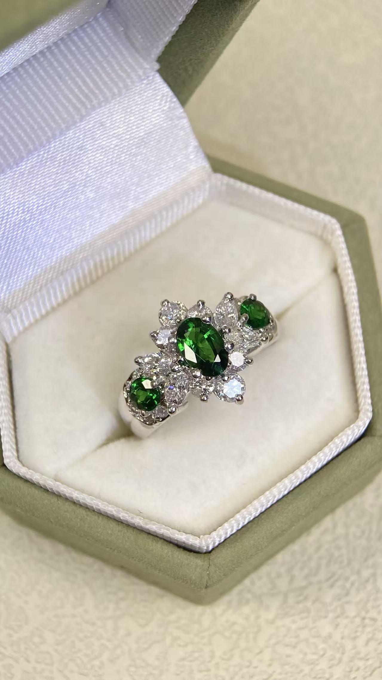 Pt900 Platinum&Green Garnet&Diamond Ring| Green Garnets:0.80ct | Diamonds:0.85ct | Japanese Vintage Estate Jewelry -BSLH3117
