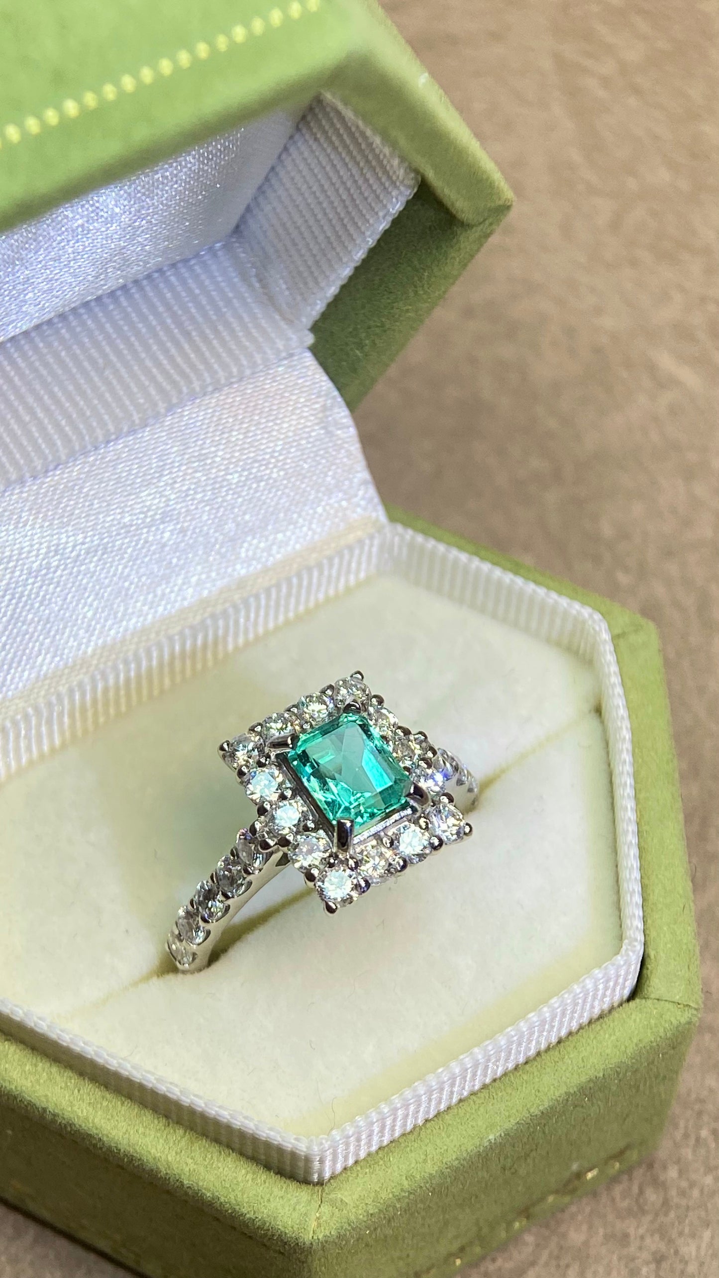 Pt950プラチナ＆エメラルド＆ダイヤモンドリング｜エメラルド0.83カラット｜ダイヤモンド1.09t｜コロンビア｜日本製ヴィンテージエステートジュエリー