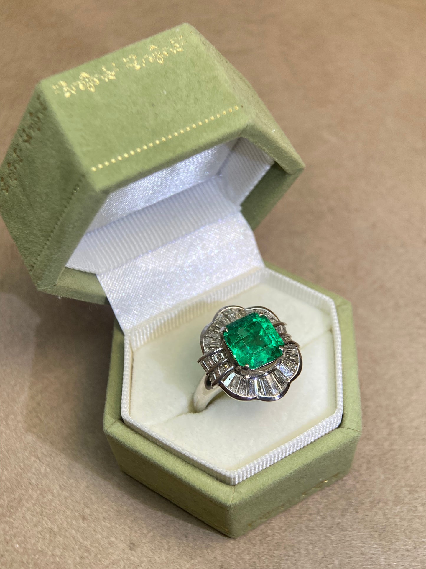 K18ゴールド＆エメラルド＆ダイヤモンドリング｜エメラルド2.89カラット｜ダイヤモンド1.32カラット｜日本製ヴィンテージエステートジュエリー
