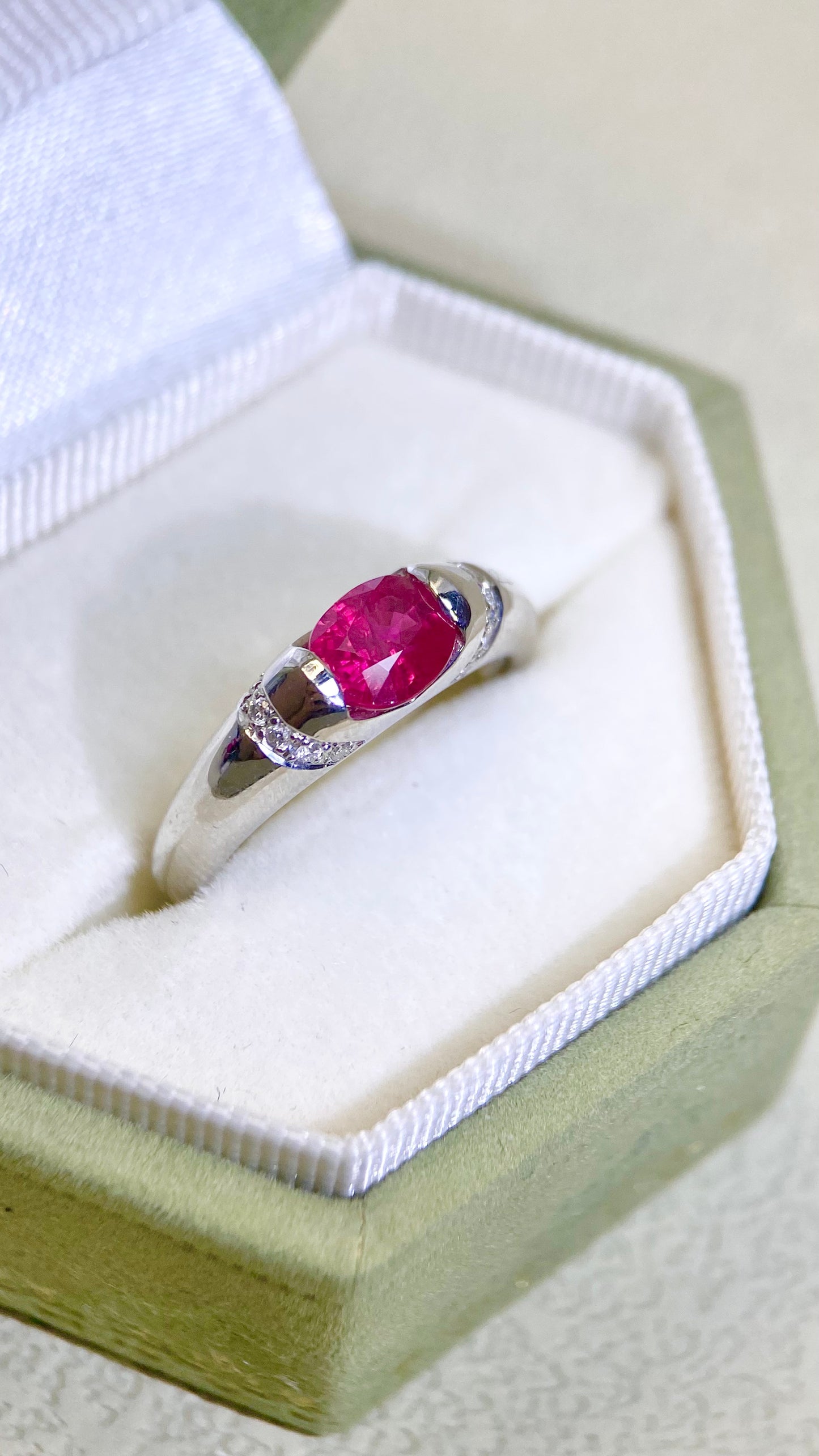 Pt900プラチナ＆ルビー＆ダイヤモンドリング｜ルビー1.03ct、ダイヤモンド0.06ct｜日本製ヴィンテージエステートジュエリー