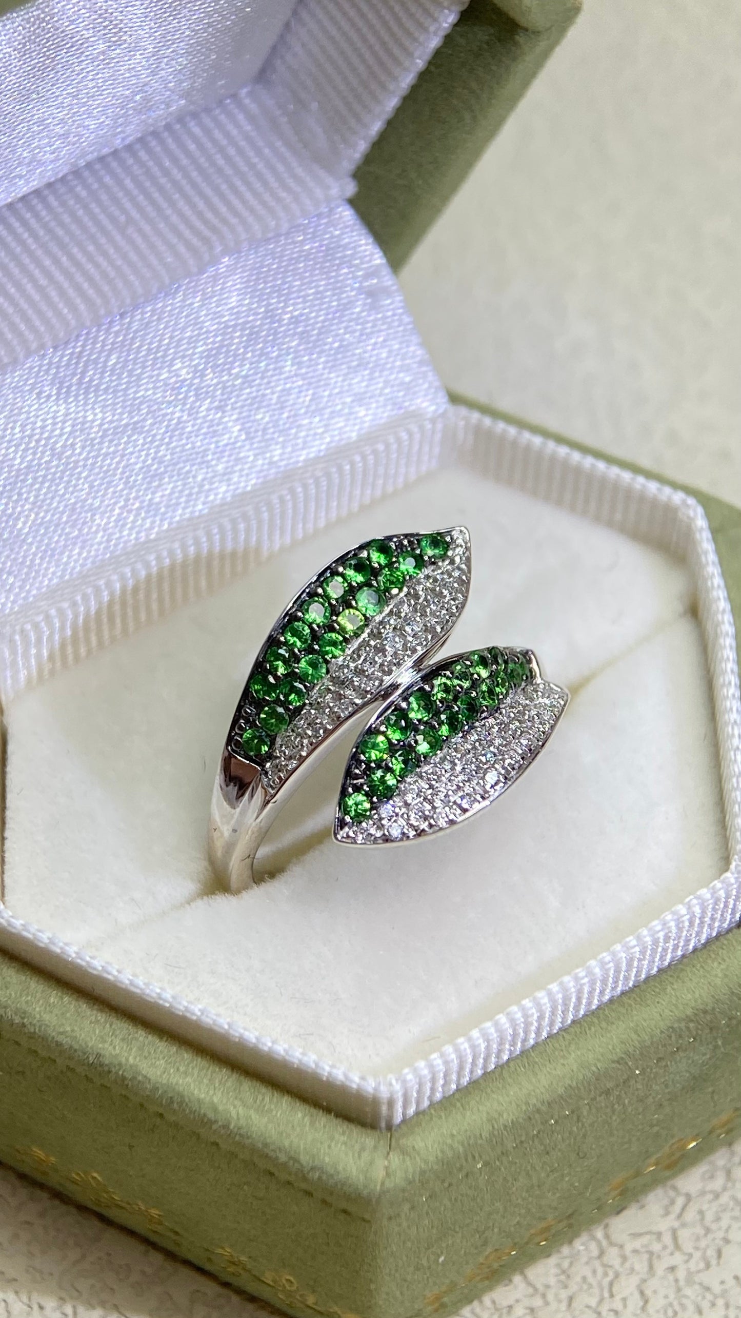 K18 White Gold& Green Garnet and Diamond Ring | Green Garnet 0.45ct | Diamond 0.16ct | Japanese Vintage Estate Jewelry-BQXZ