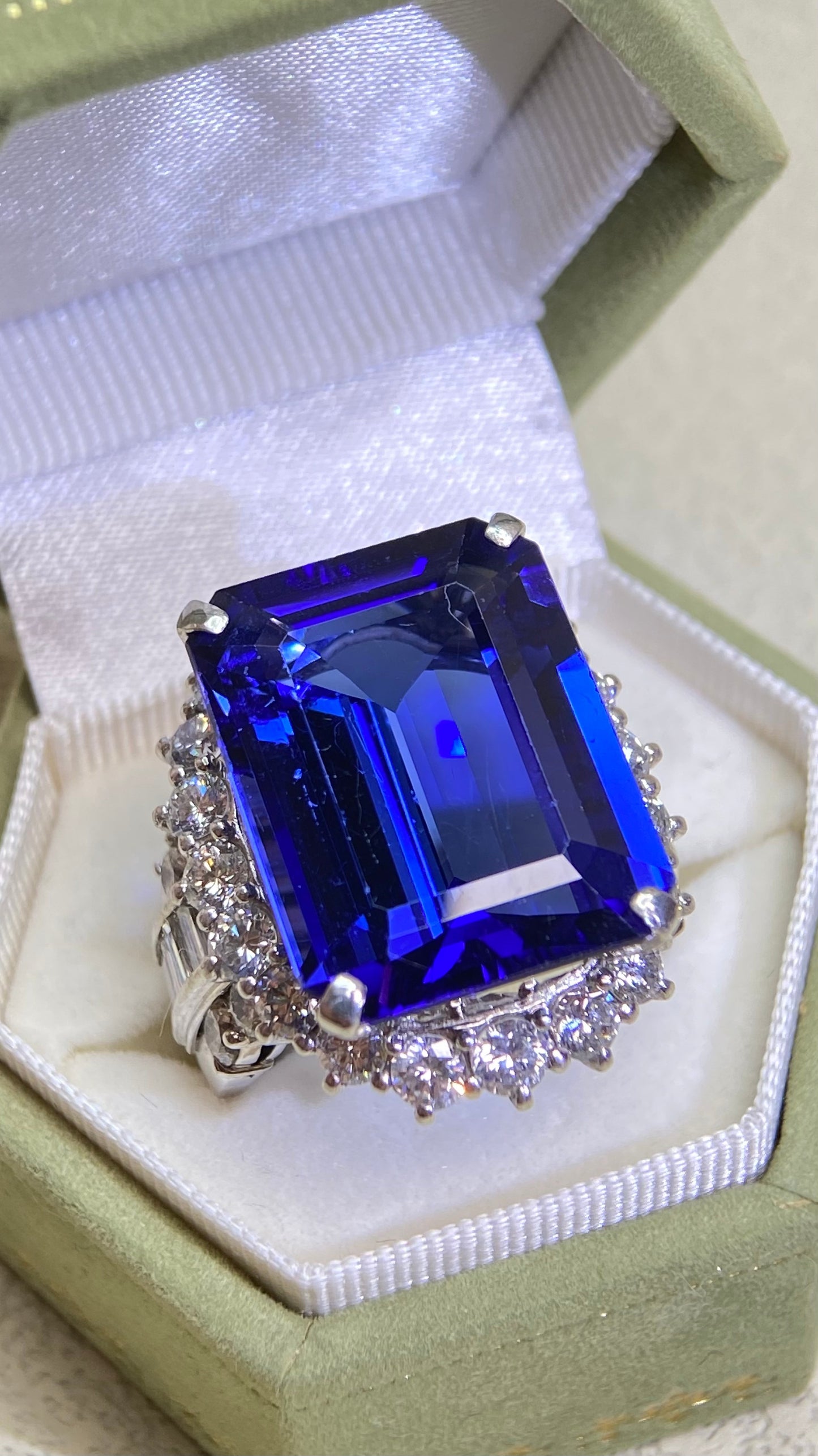 Pt900 Platinum&Tanzanite and Diamond Ring |Tanzanite 25.17ct | Diamond 3.63ct | Japanese Vintage Estate Jewelry-BPWA