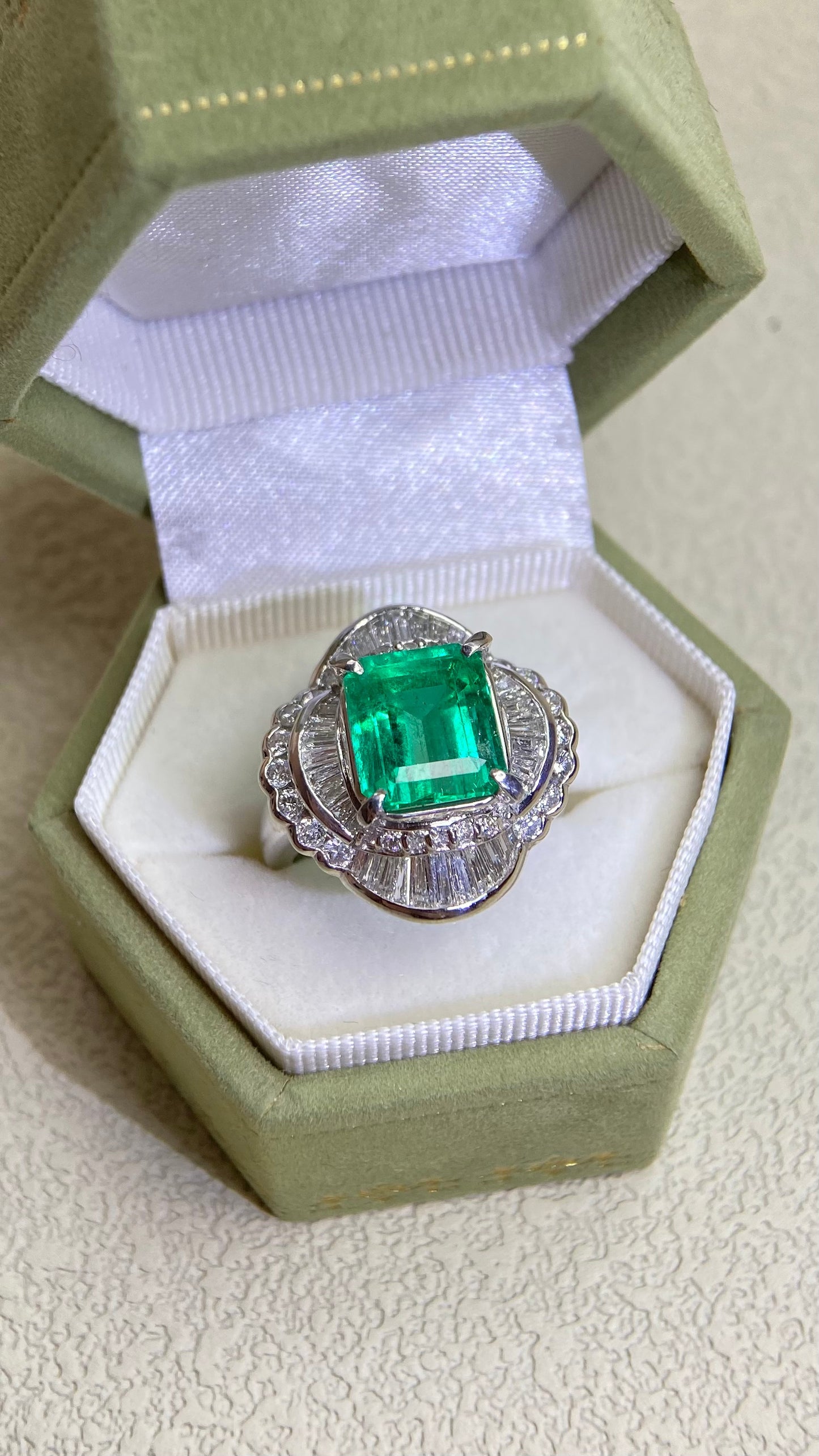Pt900プラチナ＆エメラルド＆ダイヤモンドリング｜エメラルド3.85カラット｜ダイヤモンド1.29カラット｜日本のヴィンテージエステートジュエリー-BGMS