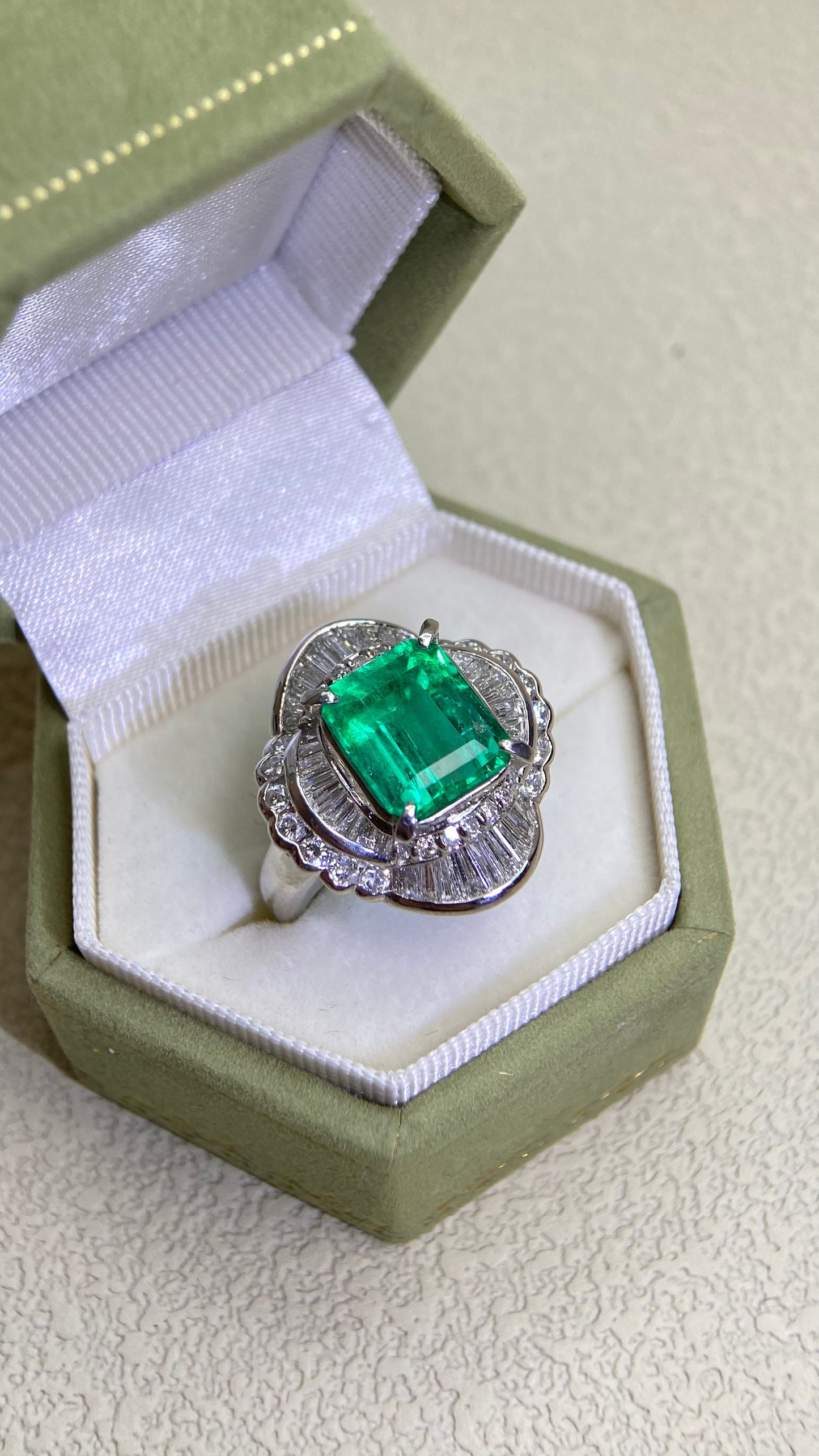 Pt900プラチナ＆エメラルド＆ダイヤモンドリング｜エメラルド3.85カラット｜ダイヤモンド1.29カラット｜日本のヴィンテージエステートジュエリー-BGMS