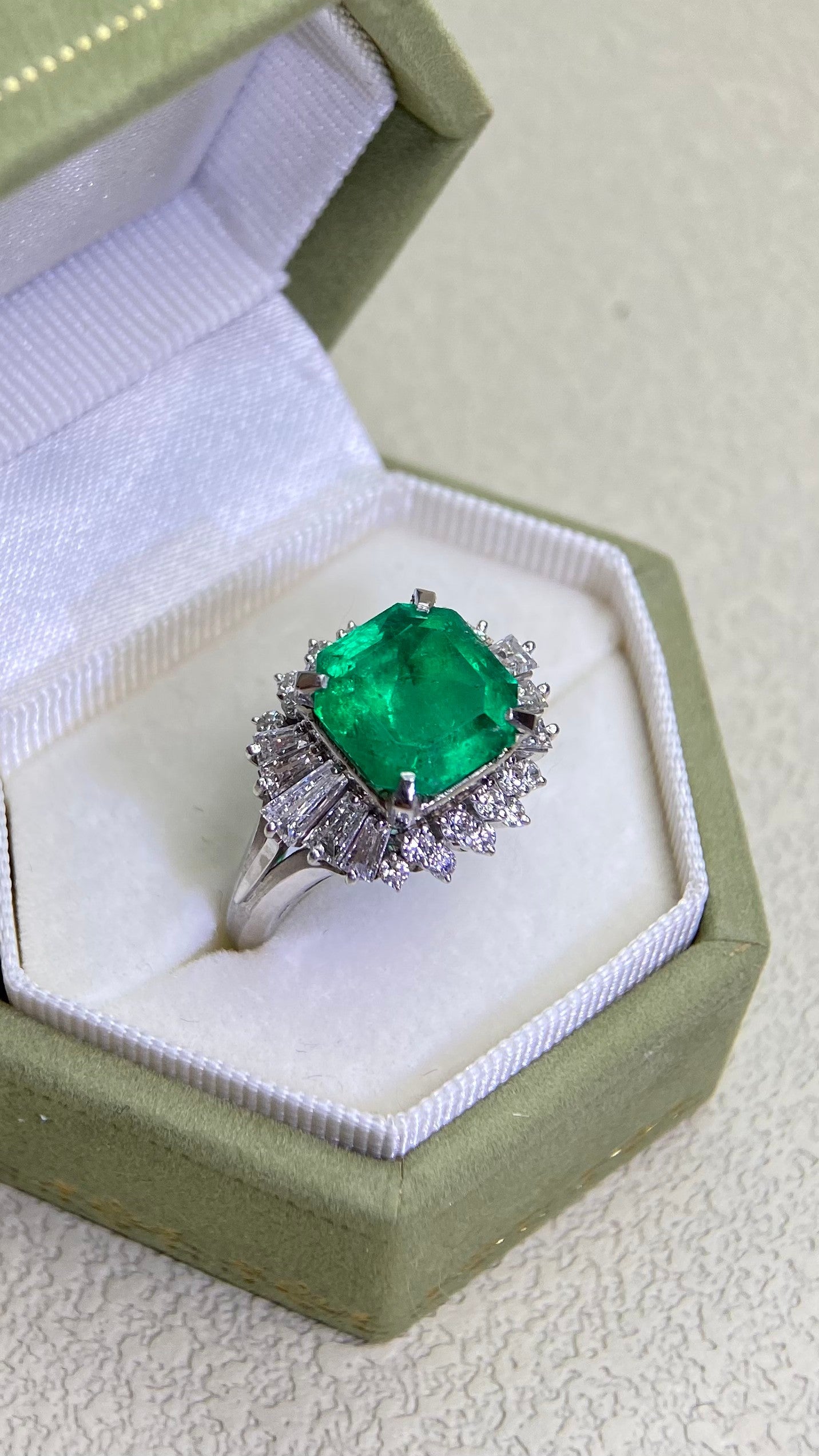Pt900 Platinum&Emerald and Diamond Ring | Emerald 4.07ct | Diamond 1.15ct | Colombia | Japanese Vintage Estate Jewelry-BOYL