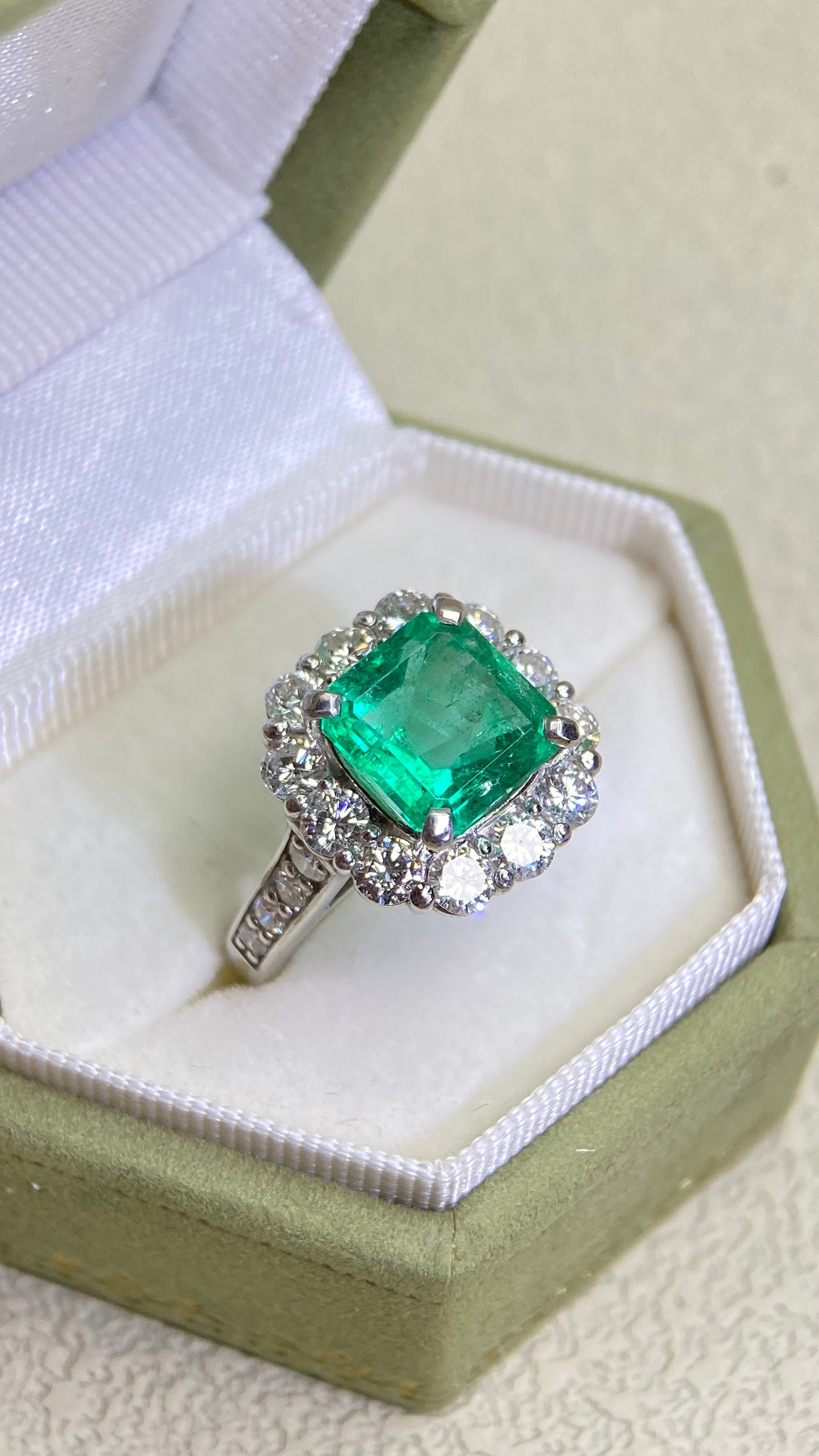 Pt950プラチナ＆エメラルド＆ダイヤモンドリング｜エメラルド2.99カラット｜ダイヤモンド1.51カラット｜日本製ヴィンテージエステートジュエリー-BDFJ