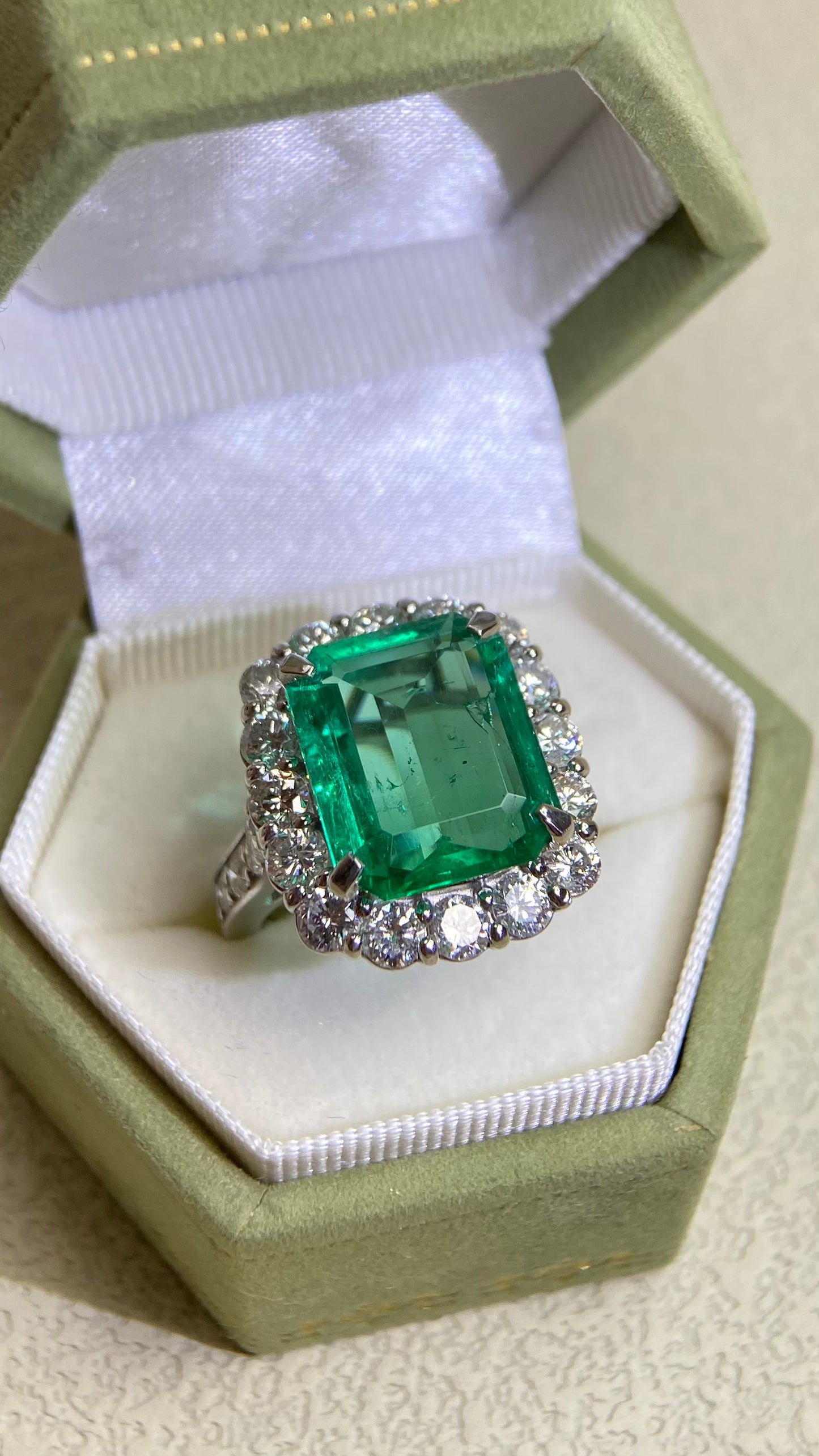 Pt950 Platinum&Emerald and Diamond Ring | Emerald 5.31ct | Diamond 2.39ct | Japanese Vintage Estate Jewelry-BPSI