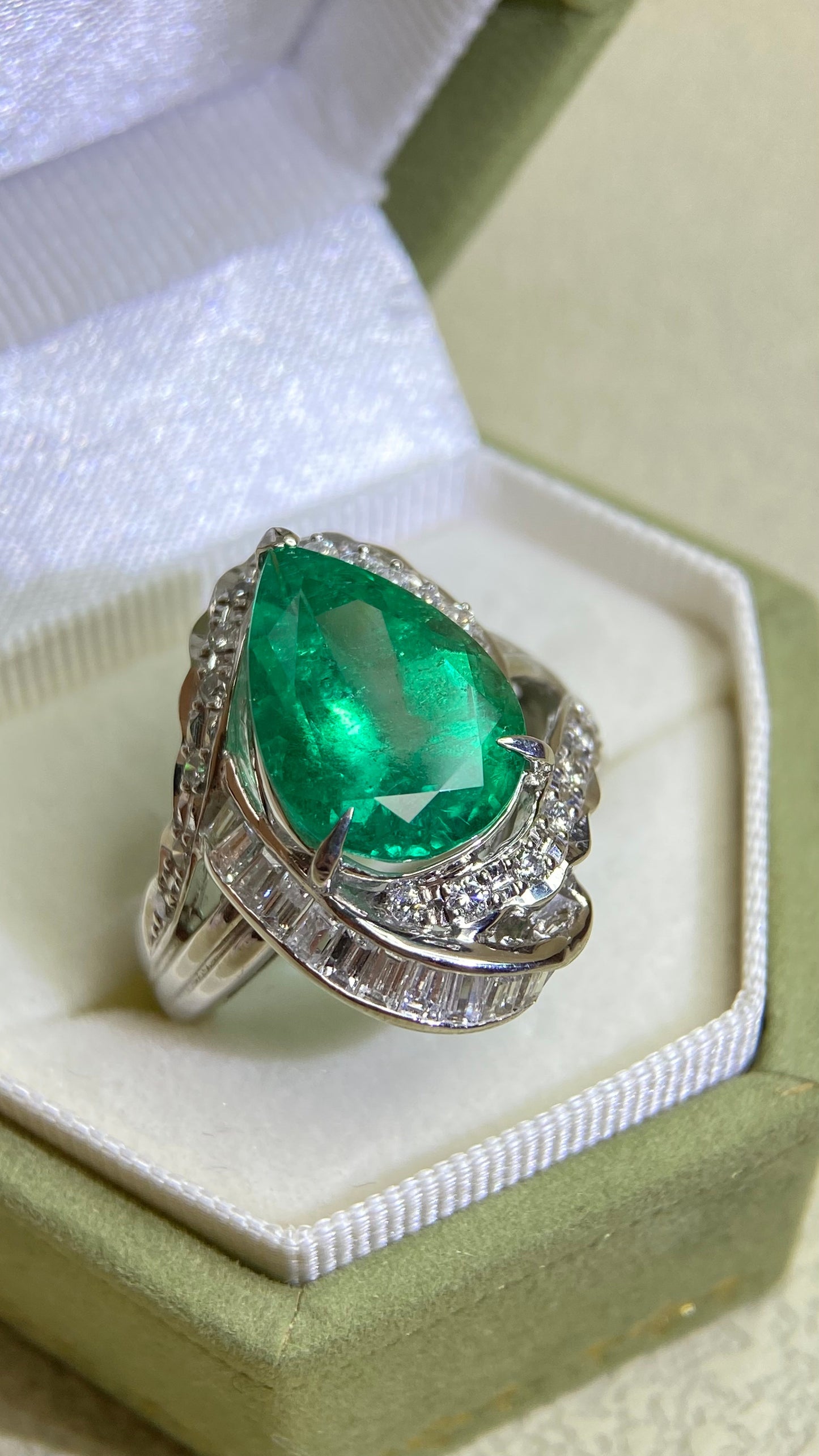 Pt900 Platinum&Emerald and Diamond Ring | Emerald 4.82ct | Diamond 0.78ct | Colombia | Japanese Vintage Estate Jewelry-BBHC