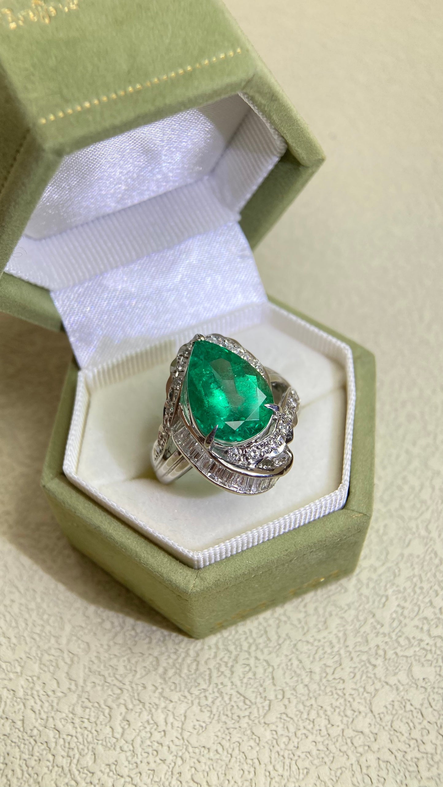 Pt900 Platinum&Emerald and Diamond Ring | Emerald 4.82ct | Diamond 0.78ct | Colombia | Japanese Vintage Estate Jewelry-BBHC