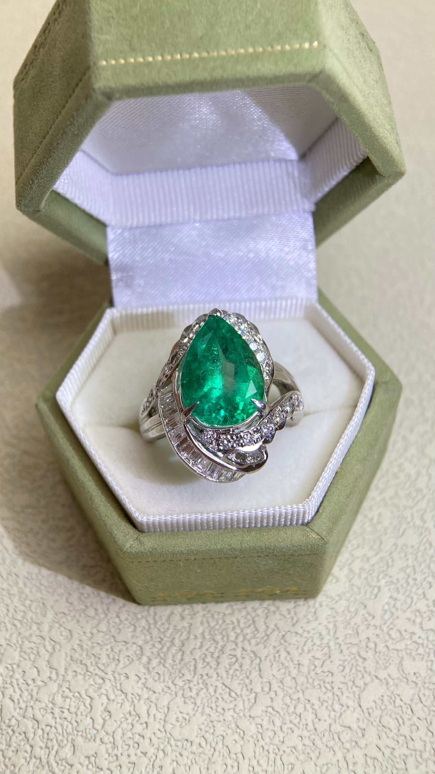 Pt900 Platinum&Emerald and Diamond Ring | Emerald 4.82ct | Diamond 0.78ct | Colombia | Japanese Vintage Estate Jewelry-BBHC