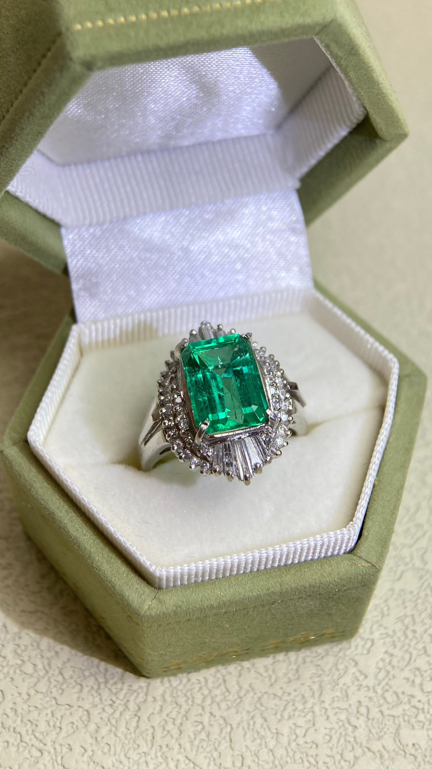 Pt900 Platinum&Emerald and Diamond Ring | Emerald 3.26ct | Diamond 0.62ct | Japanese Vintage Estate Jewelry-IDTS