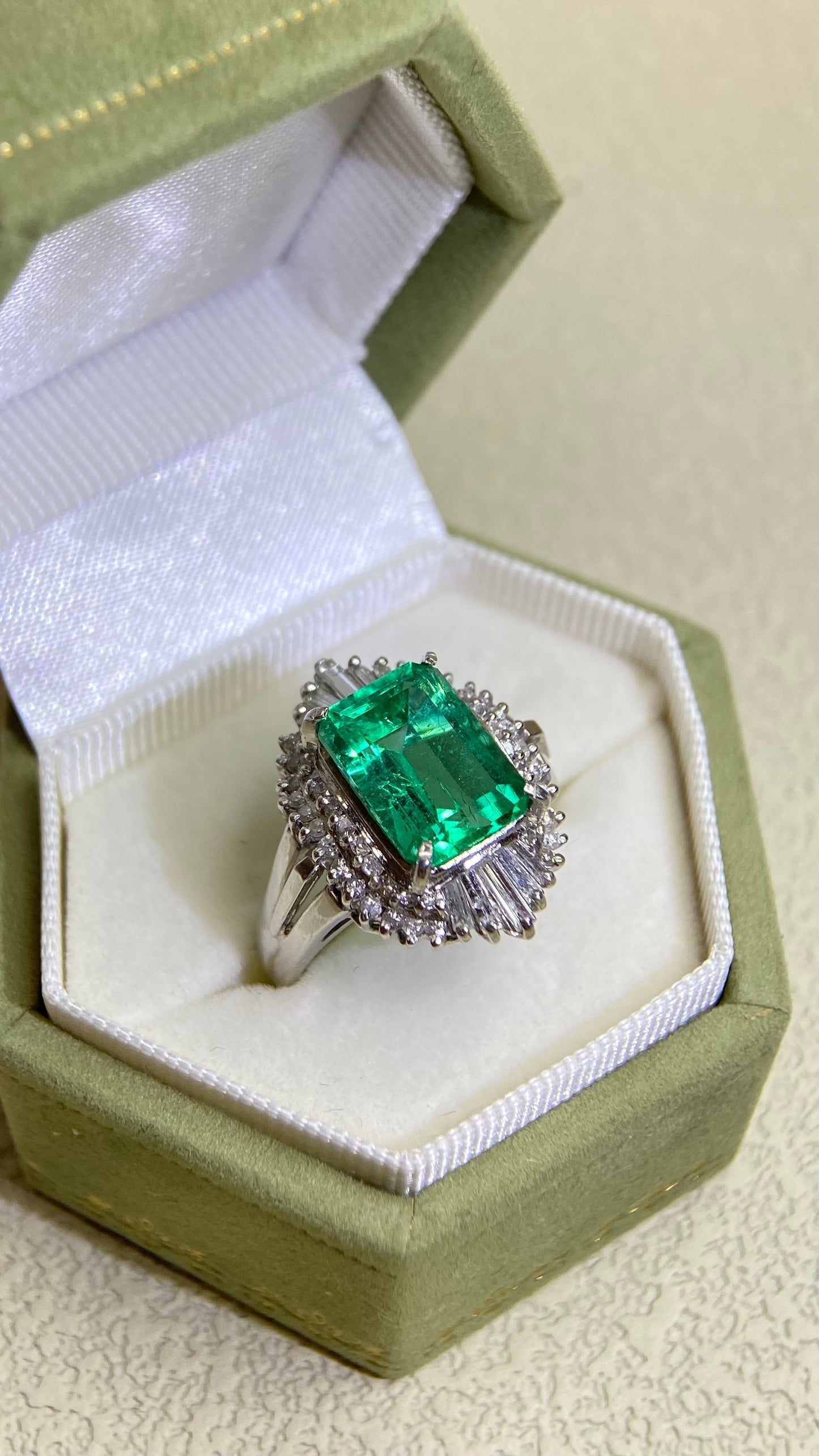 Pt900 Platinum&Emerald and Diamond Ring | Emerald 3.26ct | Diamond 0.62ct | Japanese Vintage Estate Jewelry-IDTS
