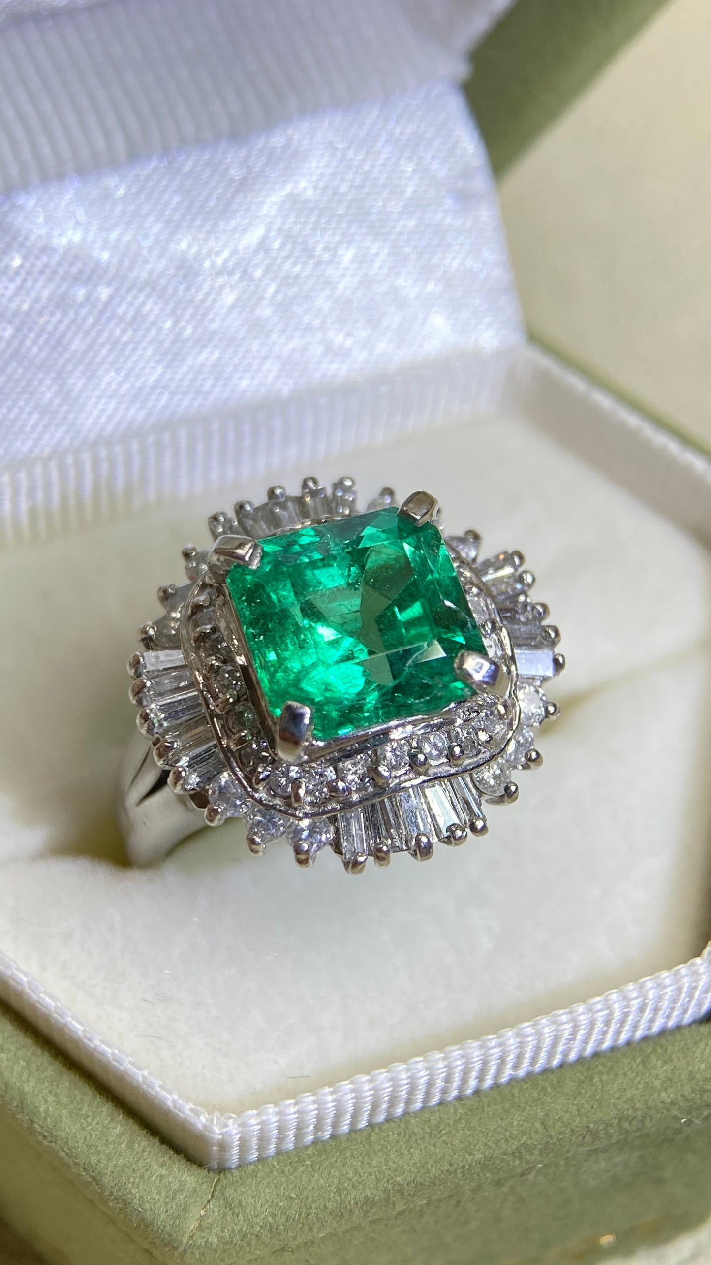 Pt900 Platinum&Emerald and Diamond Ring | Emerald 2.67ct | Diamond 0.75ct | Japanese Vintage Estate Jewelry-BBTS