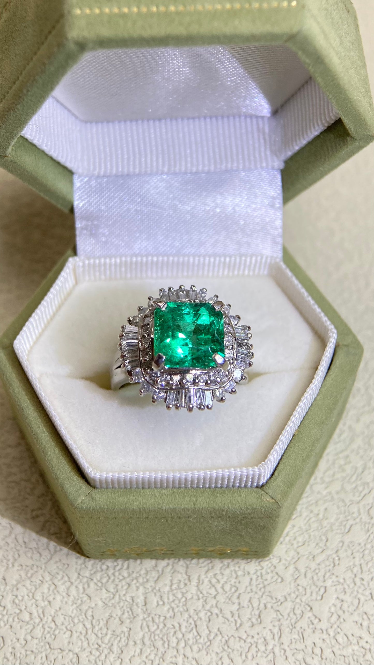 Pt900 Platinum&Emerald and Diamond Ring | Emerald 2.67ct | Diamond 0.75ct | Japanese Vintage Estate Jewelry-BBTS