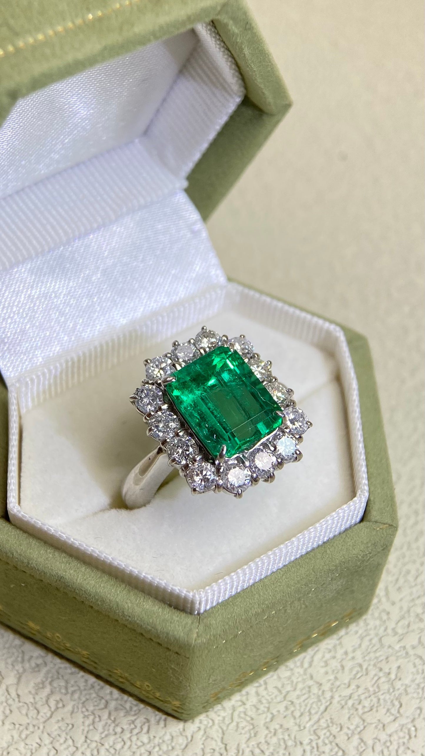PT900 Platinum & Emerald and Diamond Ring| Emerald 3.87ct | Diamond 1.38ct | Vivid Green-Colombia | Japanese Vintage Estate Jewelry-BFYO