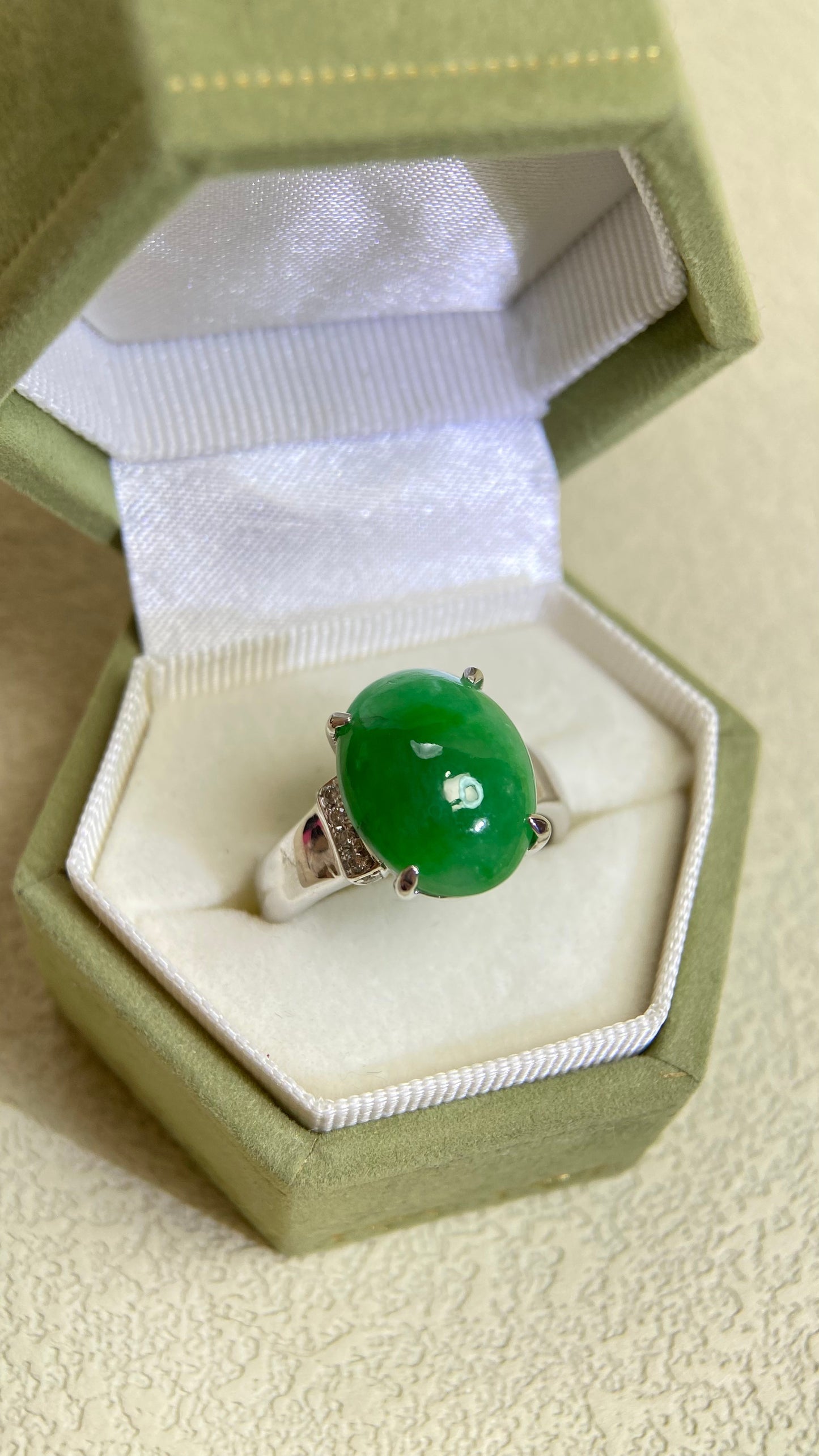 K18ホワイトゴールド＆翡翠＆ダイヤモンドリング｜翡翠 6.813ct｜ダイヤモンド 0.04ct｜日本製ヴィンテージエステートジュエリー-BIWI