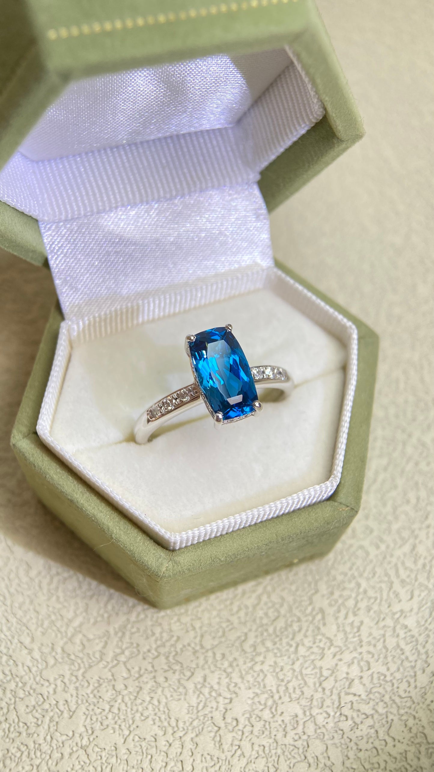 K18ホワイトゴールド＆ブルートパーズ＆ダイヤモンドリング｜ブルートパーズ2.50ct｜ダイヤモンド0.199ct｜日本製ヴィンテージエステートジュエリー-BPIZ