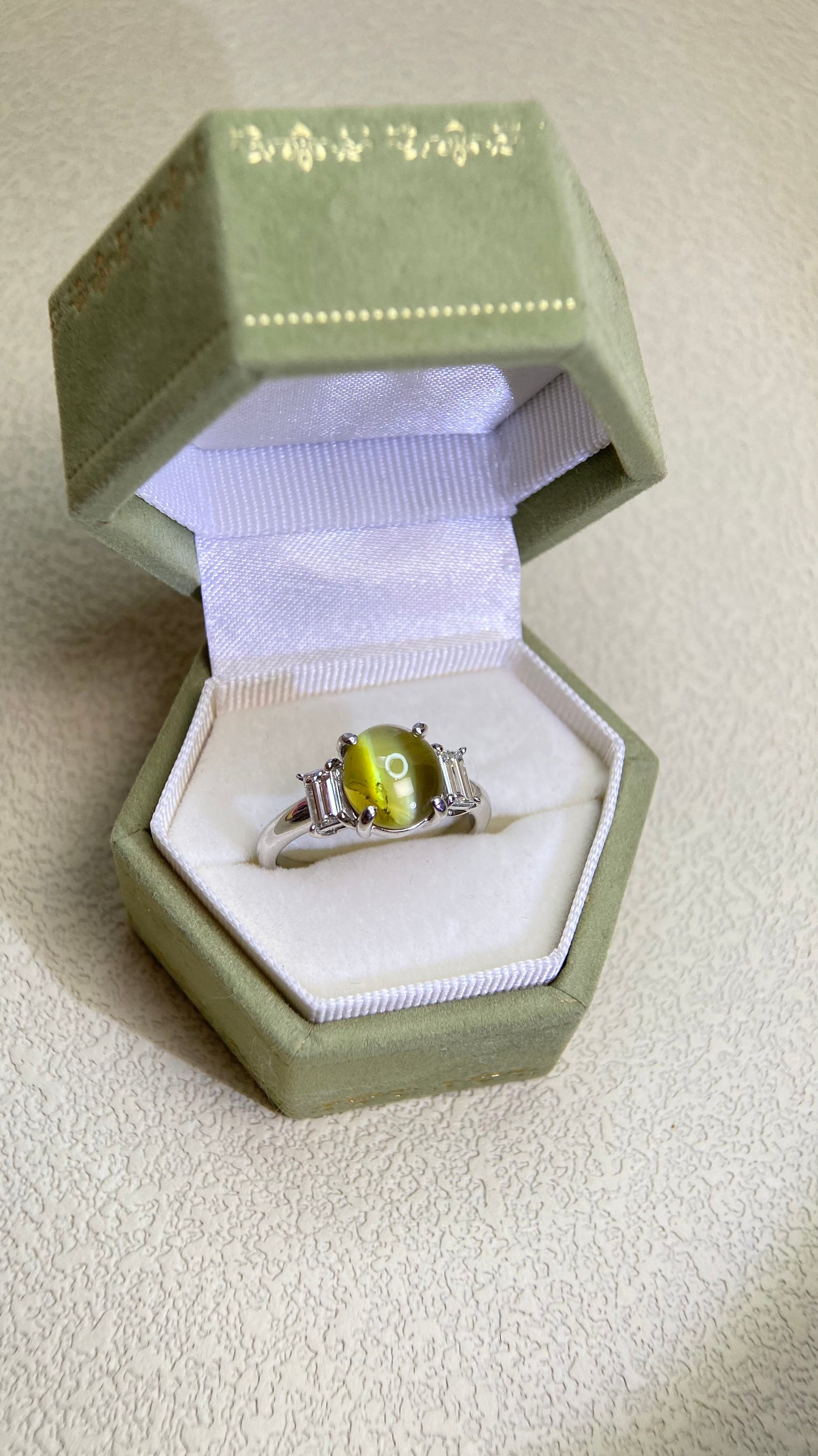 Pt900 Platinum&Cat's Eye Chrysoberyl and Diamond Ring | Honey Color| Cat's Eye Chrysoberyl 4.18ct | Diamond 0.55ct | Japanese Vintage Estate Jewelry-BJJX