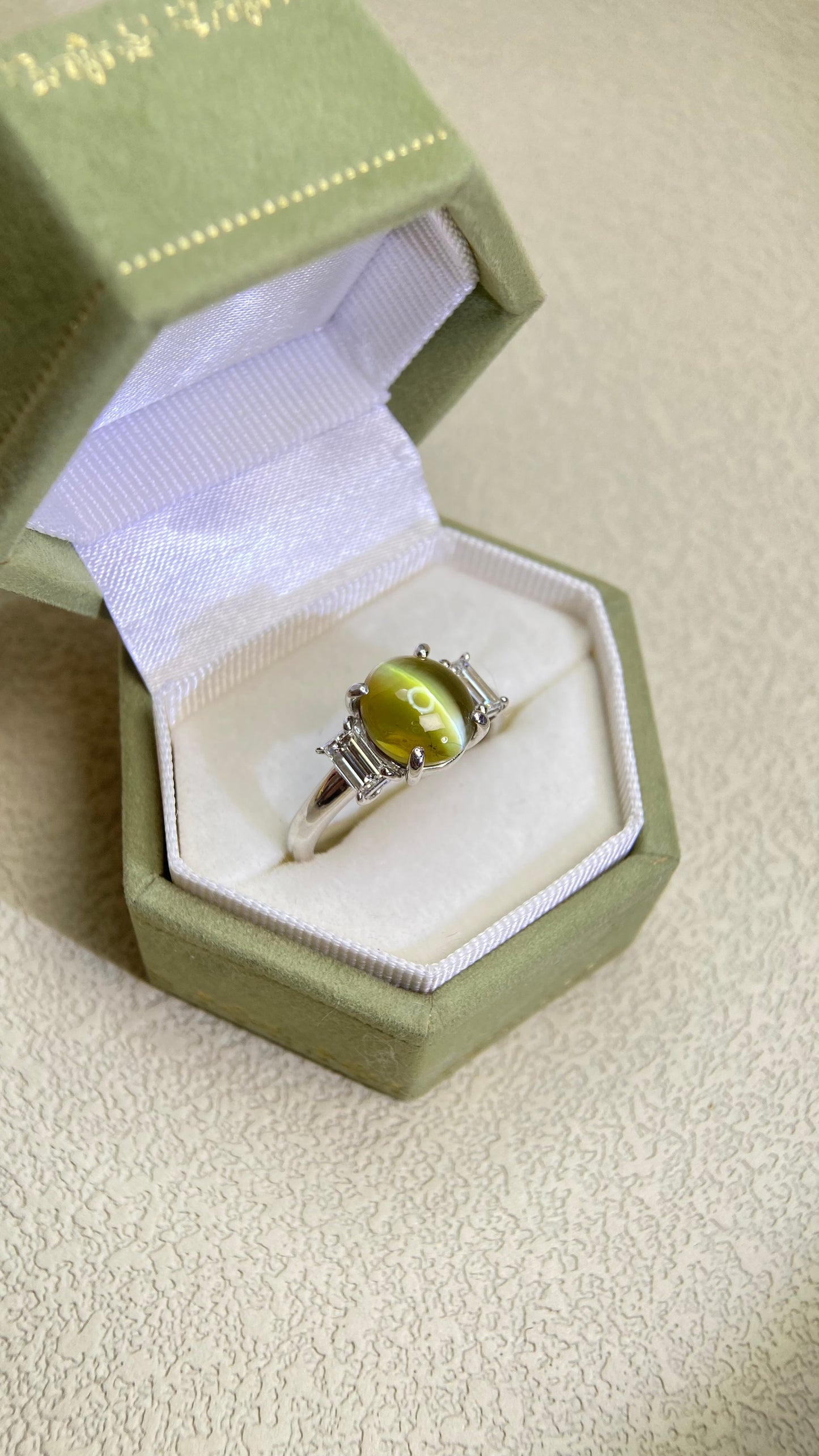 Pt900 Platinum&Cat's Eye Chrysoberyl and Diamond Ring | Honey Color| Cat's Eye Chrysoberyl 4.18ct | Diamond 0.55ct | Japanese Vintage Estate Jewelry-BJJX