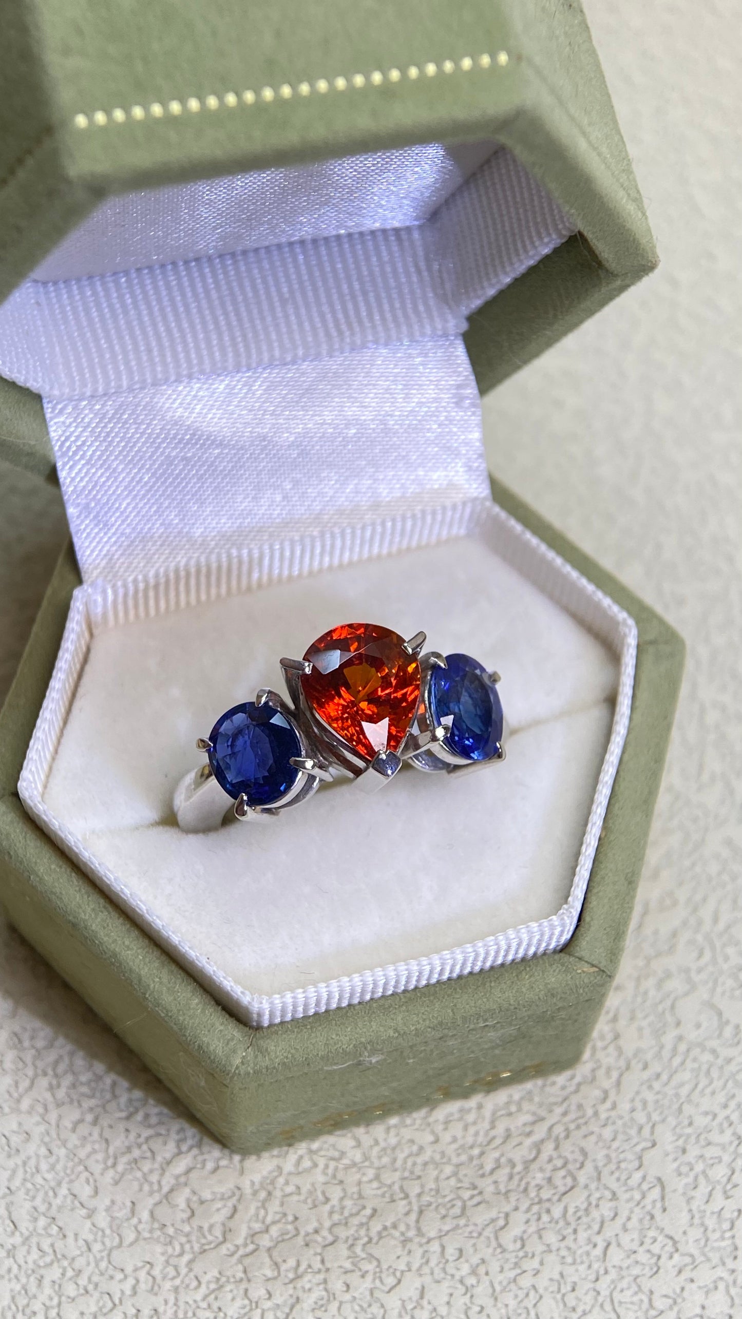 Pt900プラチナ＆スペサルティンガーネット＆サファイアリング｜ガーネット2.96カラット｜サファイア1.94カラット｜日本製ヴィンテージエステートジュエリー-BJPD