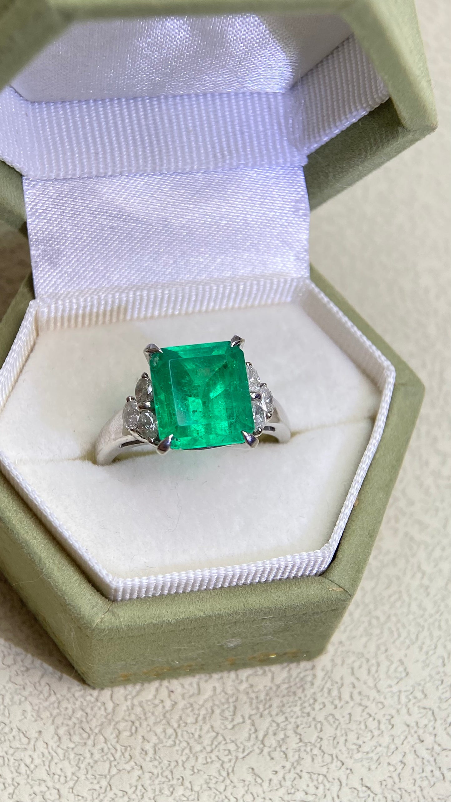 Pt850プラチナ＆エメラルド＆ダイヤモンドリング｜エメラルド4.22カラット｜ダイヤモンド0.35カラット｜日本製ヴィンテージエステートジュエリー-BQGH