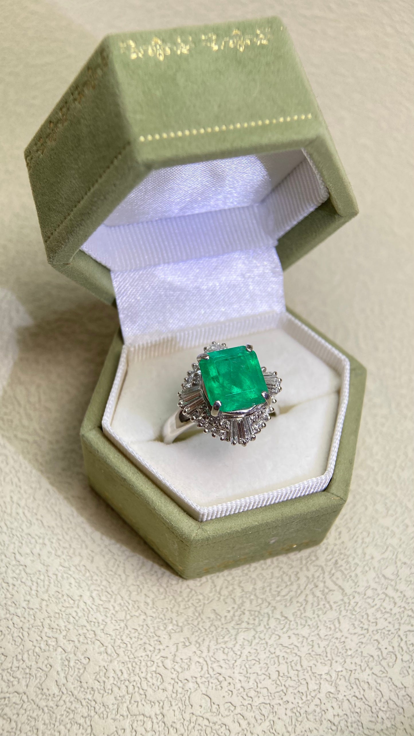 Pt900プラチナ＆エメラルド＆ダイヤモンドリング｜エメラルド4.01カラット｜ダイヤモンド0.68カラット｜コロンビア｜日本製ヴィンテージエステートジュエリー-AGIS