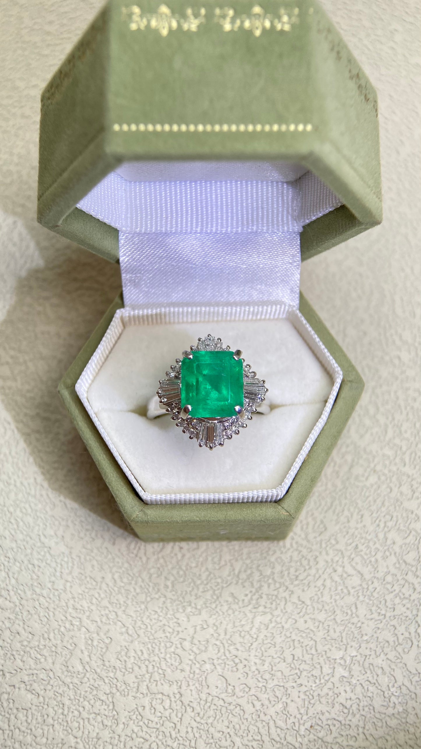 Pt900プラチナ＆エメラルド＆ダイヤモンドリング｜エメラルド4.01カラット｜ダイヤモンド0.68カラット｜コロンビア｜日本製ヴィンテージエステートジュエリー-AGIS