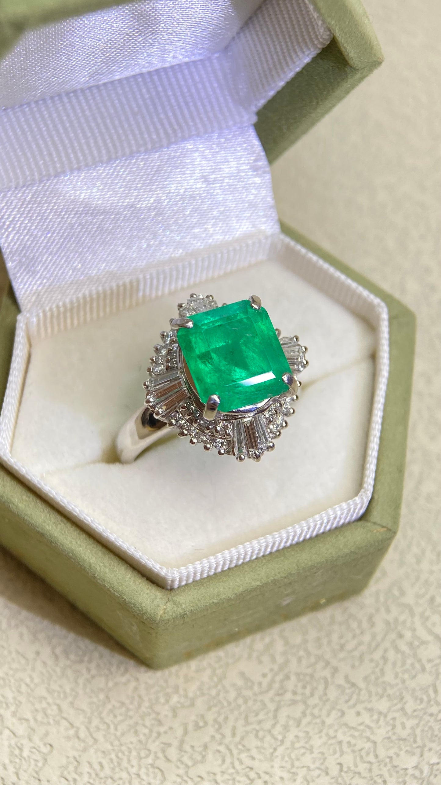 Pt900プラチナ＆エメラルド＆ダイヤモンドリング｜エメラルド4.01カラット｜ダイヤモンド0.68カラット｜コロンビア｜日本製ヴィンテージエステートジュエリー-AGIS