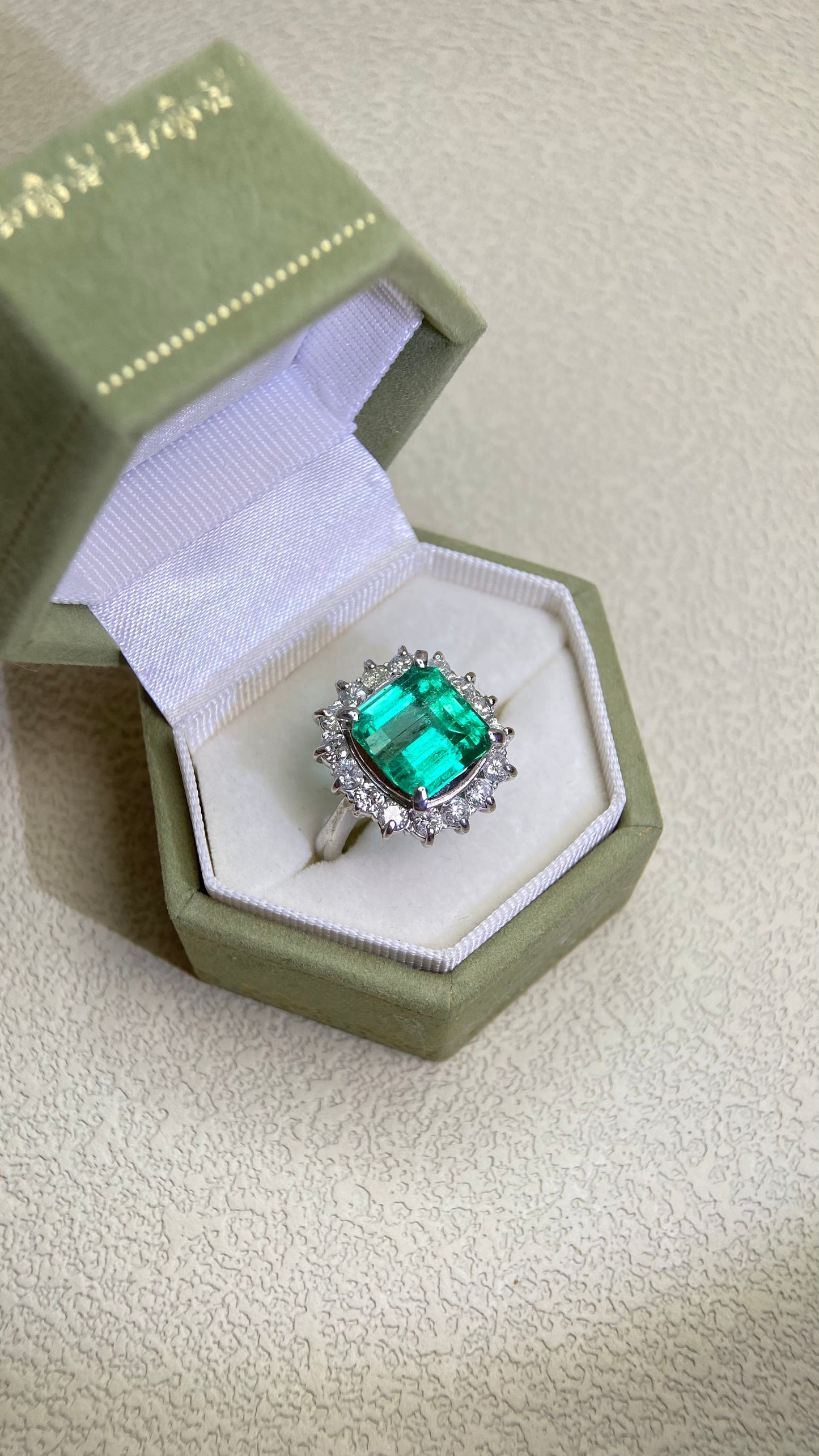 Pt900プラチナ＆エメラルド＆ダイヤモンドリング｜エメラルド4.25カラット｜ダイヤモンド1.00カラット｜日本製ヴィンテージエステートジュエリー-BPCS