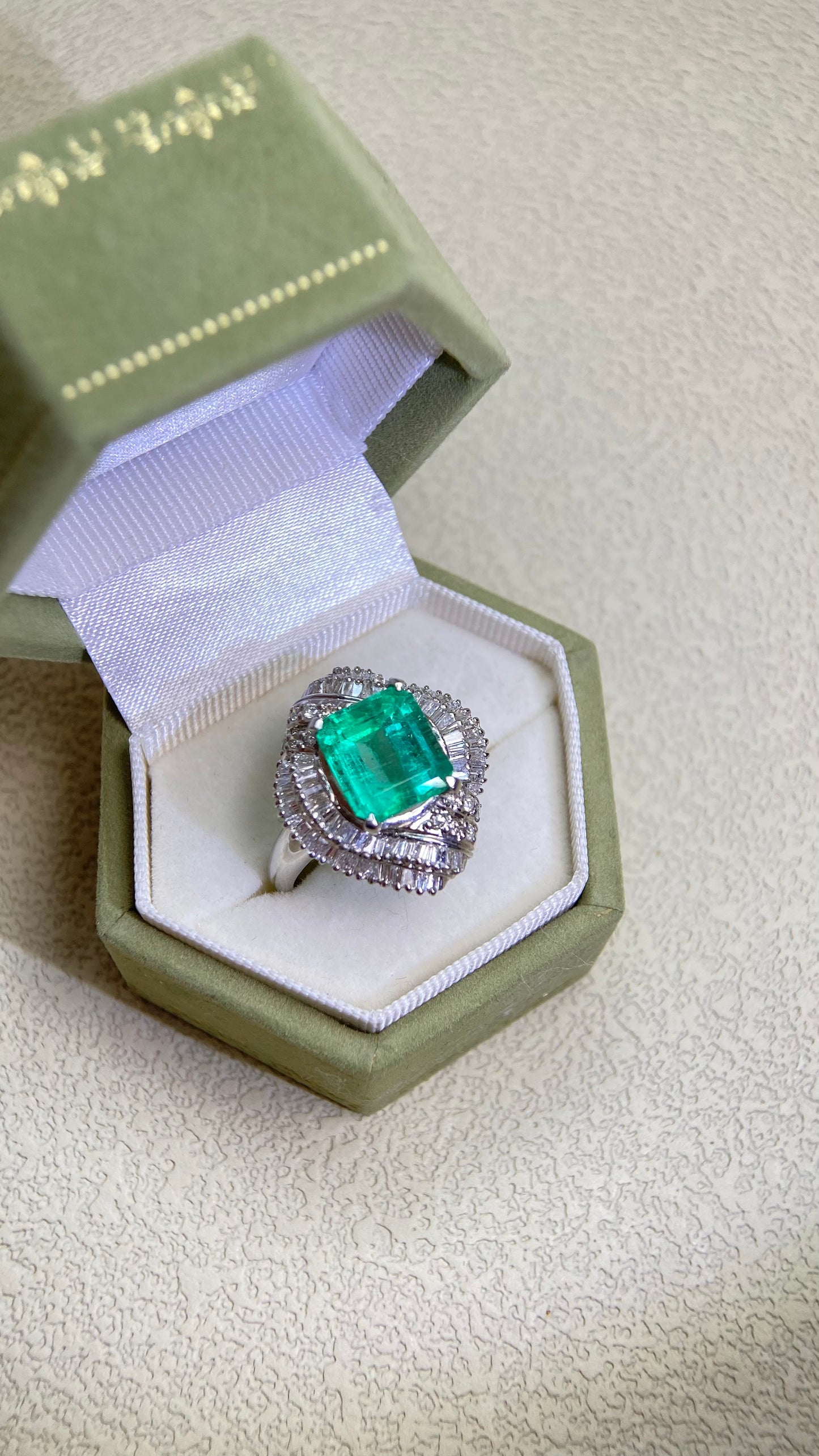 Pt900プラチナ＆エメラルド＆ダイヤモンドリング｜エメラルド3.49カラット｜ダイヤモンド1.00カラット｜日本製ヴィンテージエステートジュエリー-BBZW