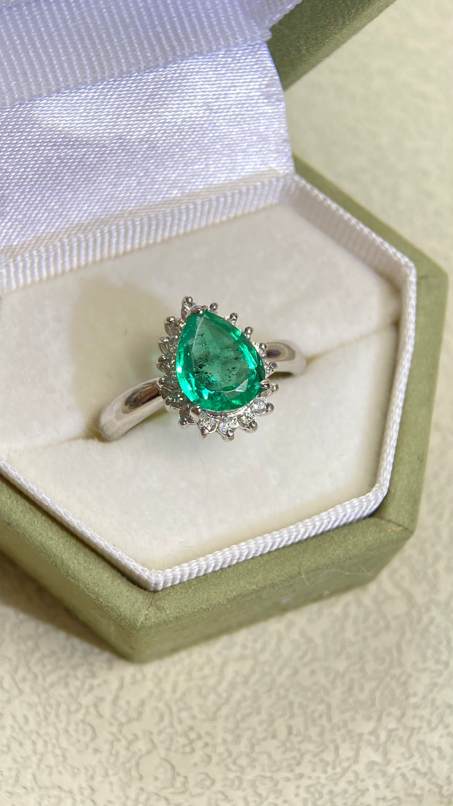 Pt850プラチナ＆エメラルド＆ダイヤモンドリング｜エメラルド1.43カラット｜ダイヤモンド0.24カラット｜日本製ヴィンテージエステートジュエリー-BKIJ