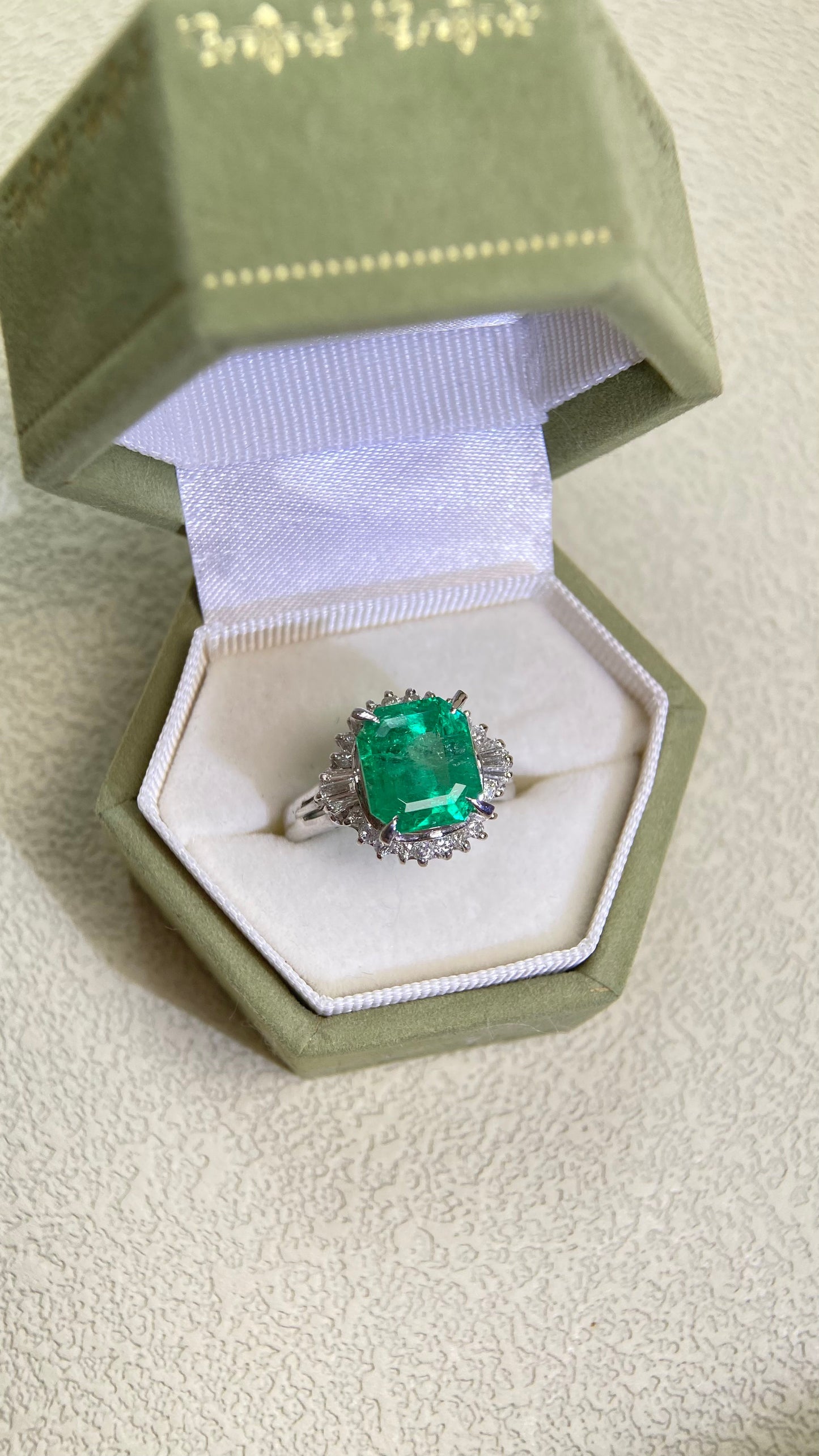 Pt900プラチナ＆エメラルド＆ダイヤモンドリング｜エメラルド3.18カラット｜ダイヤモンド0.42カラット｜日本製ヴィンテージエステートジュエリー-BERA