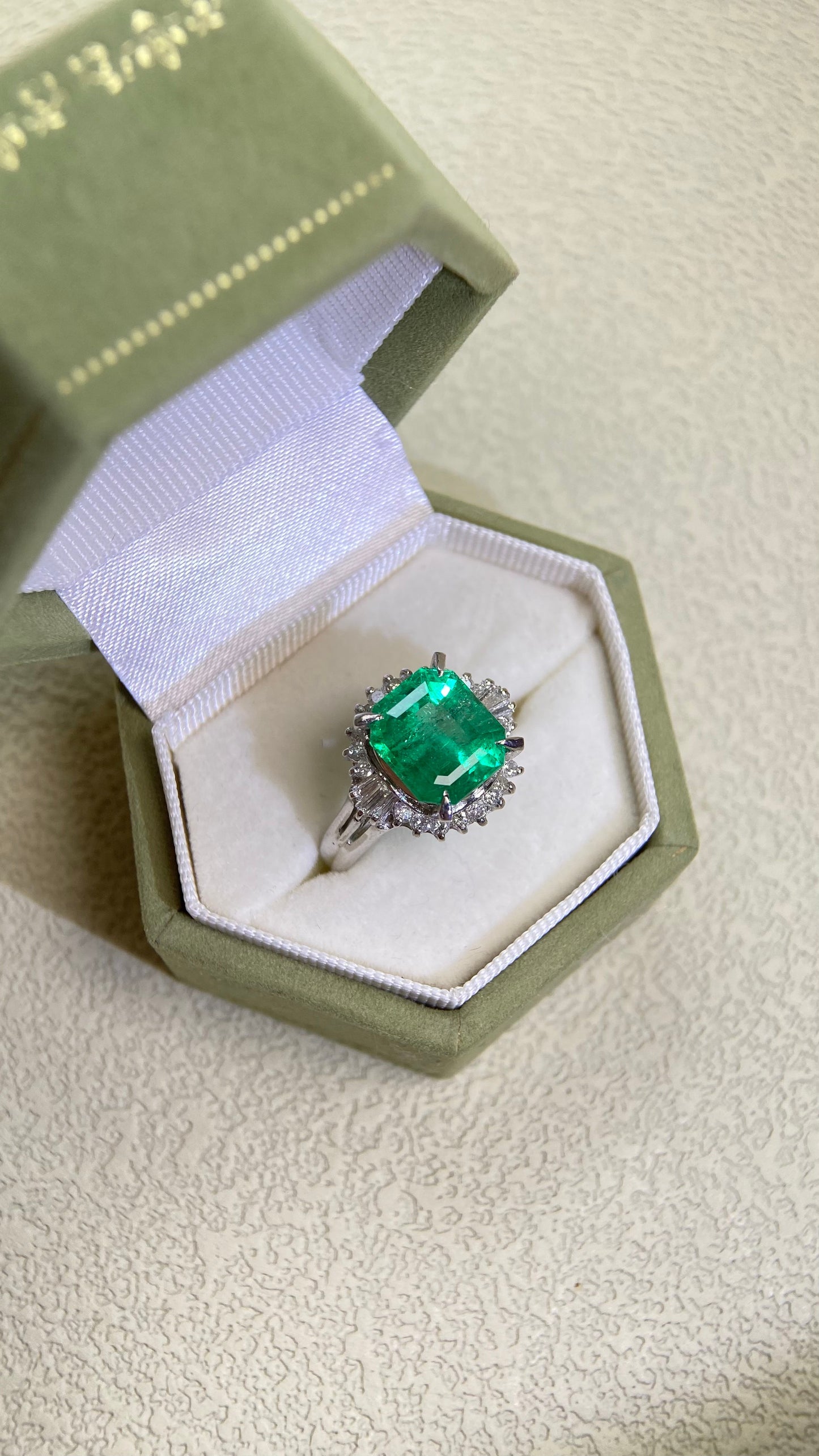 Pt900プラチナ＆エメラルド＆ダイヤモンドリング｜エメラルド3.18カラット｜ダイヤモンド0.42カラット｜日本製ヴィンテージエステートジュエリー-BERA