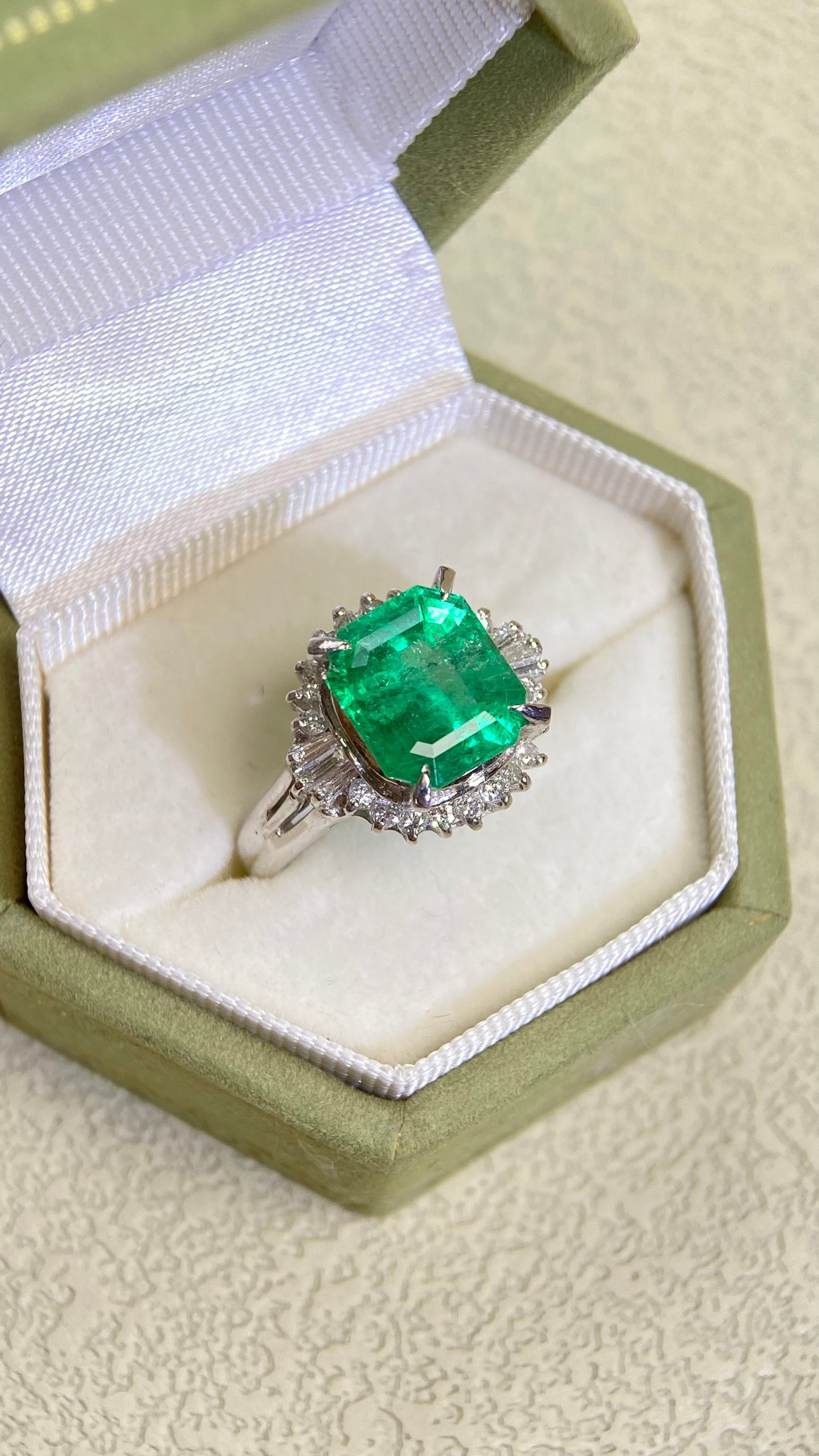 Pt900プラチナ＆エメラルド＆ダイヤモンドリング｜エメラルド3.18カラット｜ダイヤモンド0.42カラット｜日本製ヴィンテージエステートジュエリー-BERA