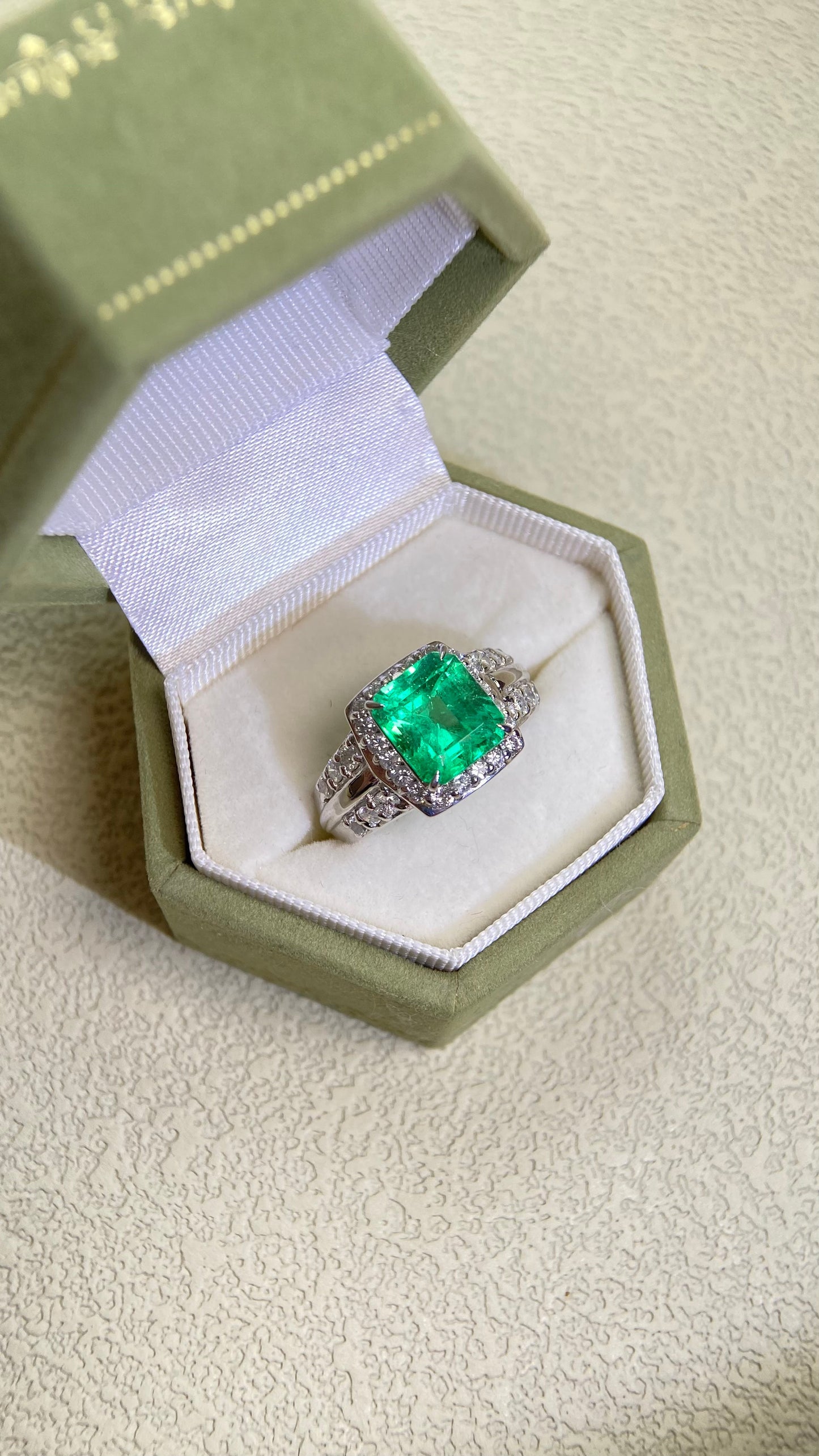 Pt900プラチナ＆エメラルド＆ダイヤモンドリング｜エメラルド2.72カラット｜ダイヤモンド0.70カラット｜日本製ヴィンテージエステートジュエリー-BFLW