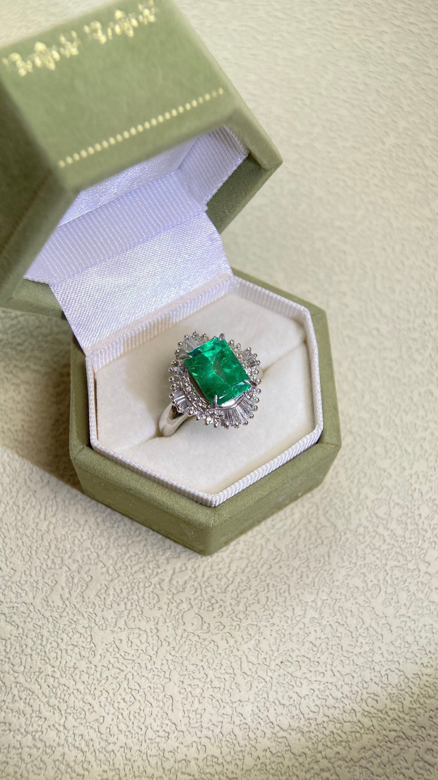 Pt900プラチナ＆エメラルド＆ダイヤモンドリング｜エメラルド2.91カラット｜ダイヤモンド0.47カラット｜日本のヴィンテージエステートジュエリー-BAAJ