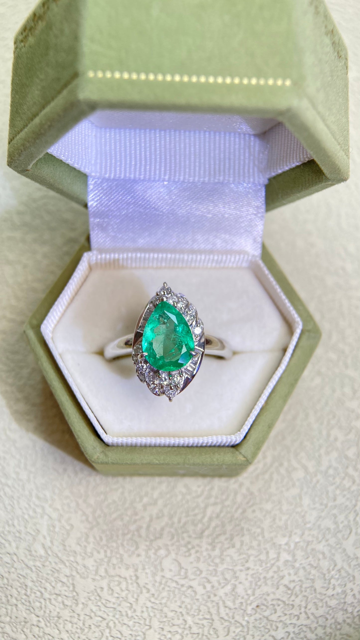 Pt900プラチナ＆エメラルド＆ダイヤモンドリング｜エメラルド1.72カラット｜ダイヤモンド0.38カラット｜日本製ヴィンテージエステートジュエリー-BMPL