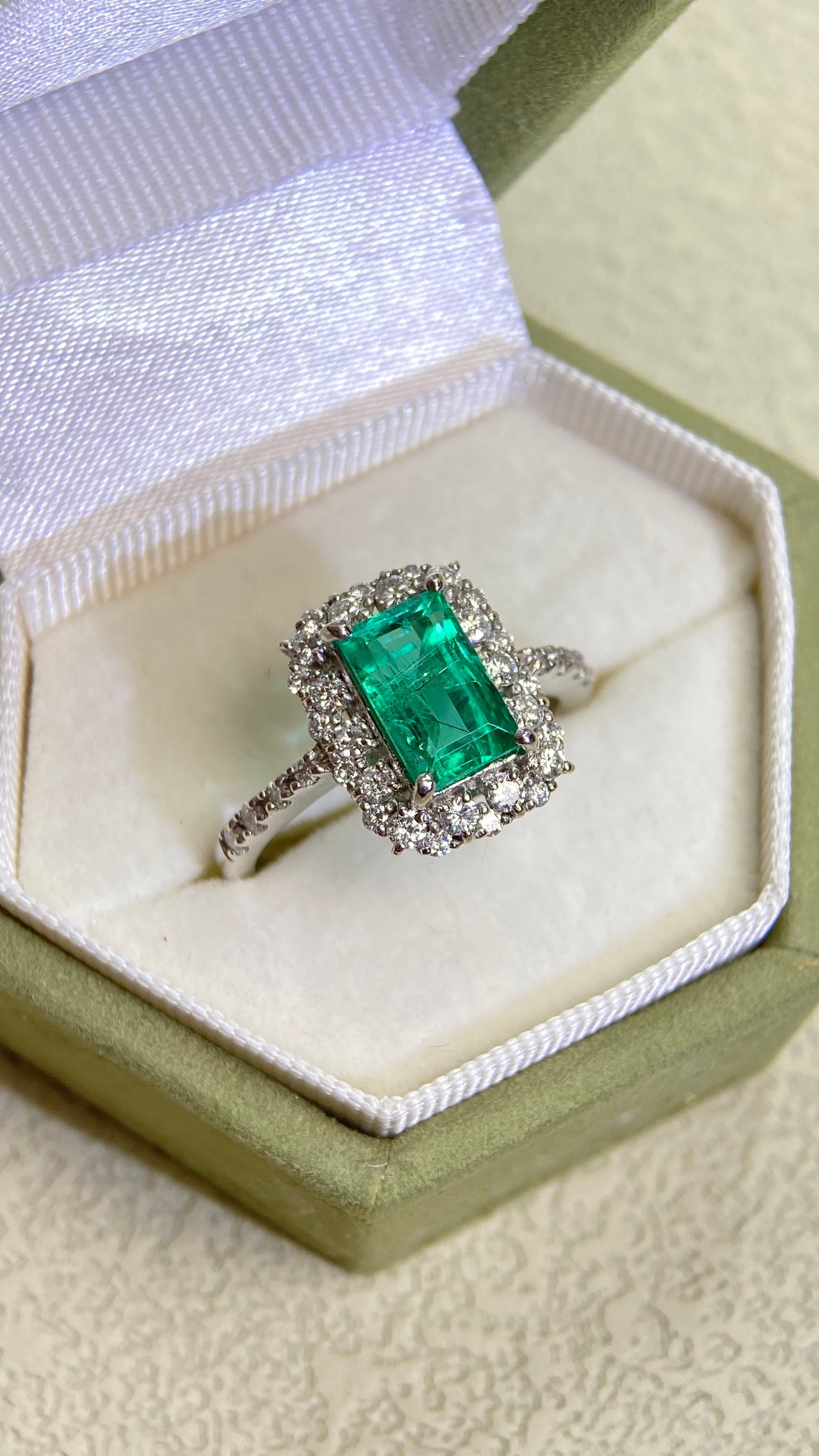 Pt950プラチナ＆エメラルド＆ダイヤモンドリング｜エメラルド1.54カラット｜ダイヤモンド0.49カラット｜日本製ヴィンテージエステートジュエリー-BEJW