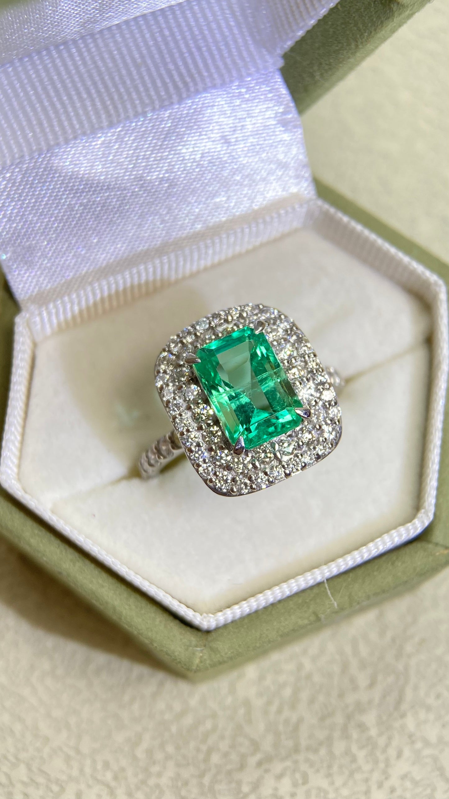 Pt900プラチナ＆エメラルド＆ダイヤモンドリング｜エメラルド2.01カラット｜ダイヤモンド0.86カラット｜日本製ヴィンテージエステートジュエリー-BLBN