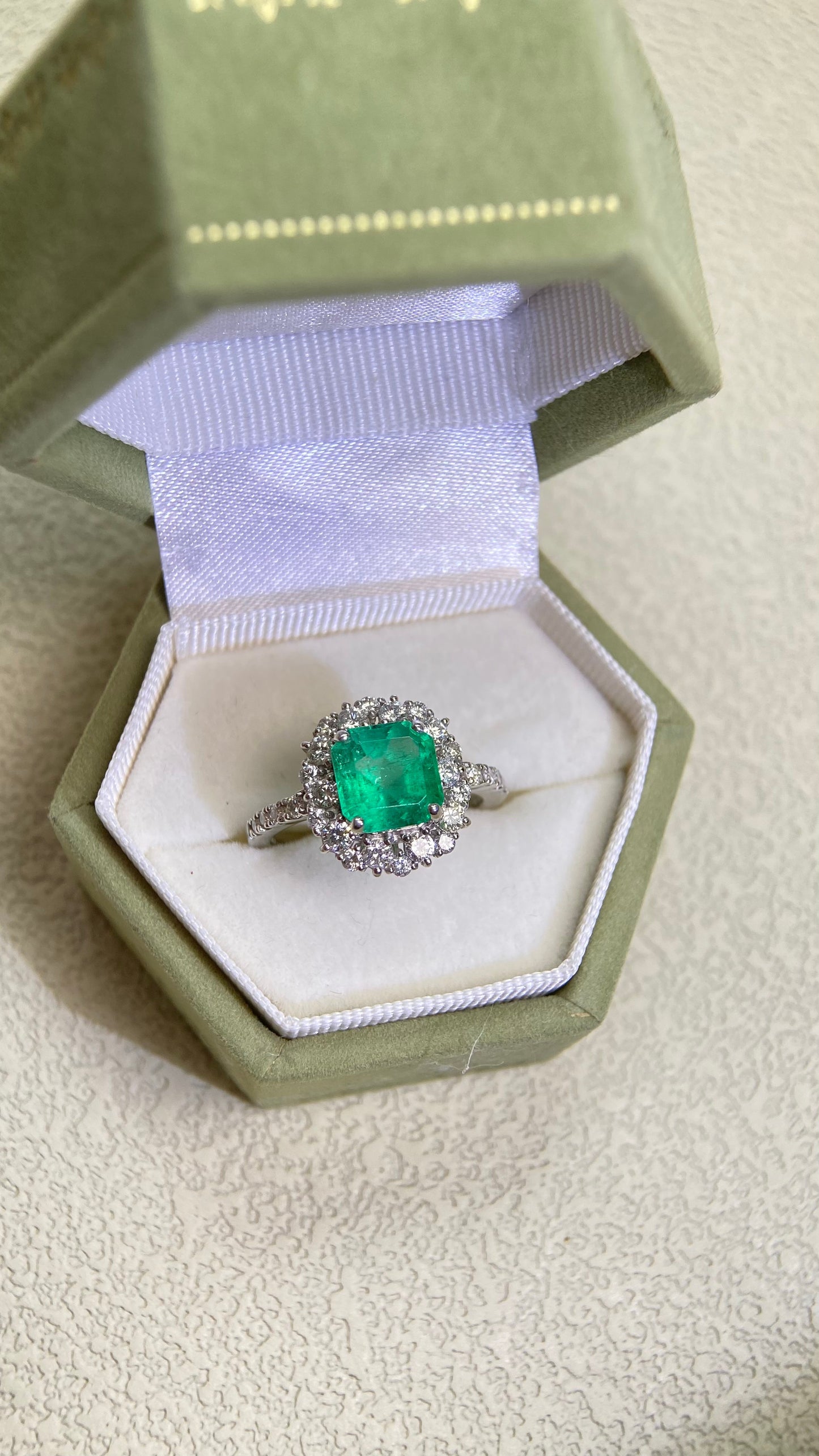 Pt950プラチナ＆エメラルド＆ダイヤモンドリング｜エメラルド1.73カラット｜ダイヤモンド0.64カラット｜日本のヴィンテージエステートジュエリー-ACUL