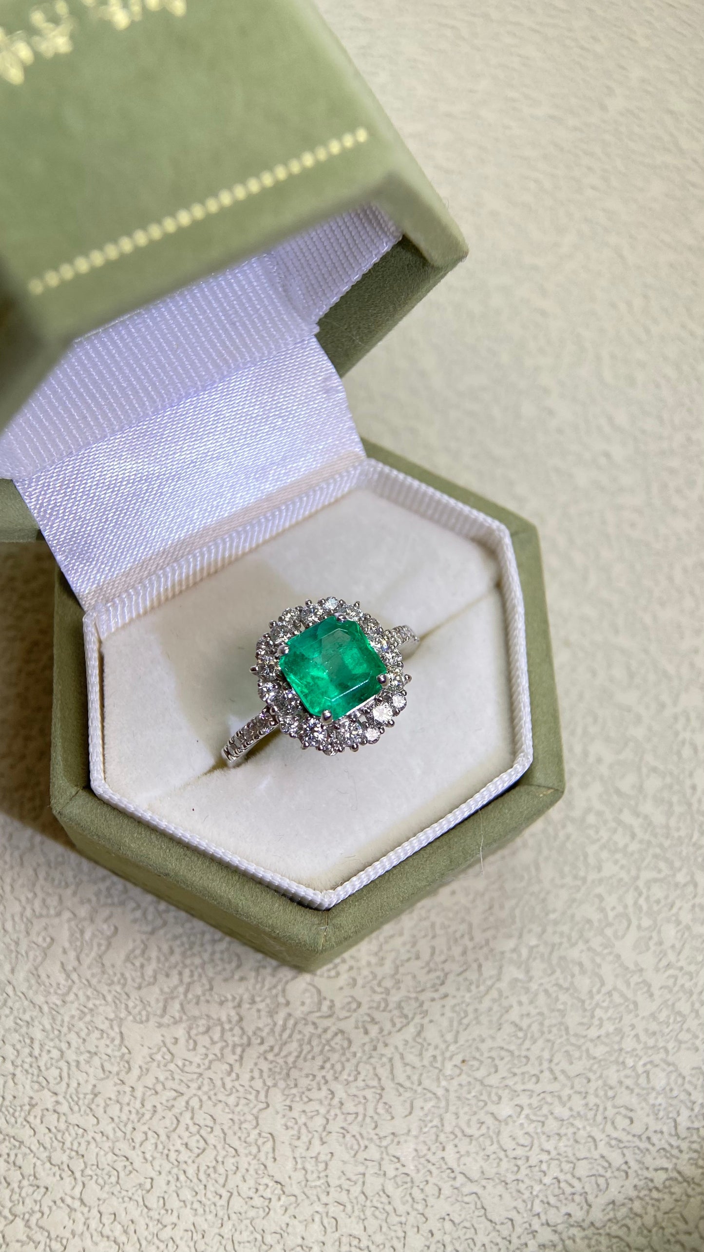 Pt950プラチナ＆エメラルド＆ダイヤモンドリング｜エメラルド1.73カラット｜ダイヤモンド0.64カラット｜日本のヴィンテージエステートジュエリー-ACUL