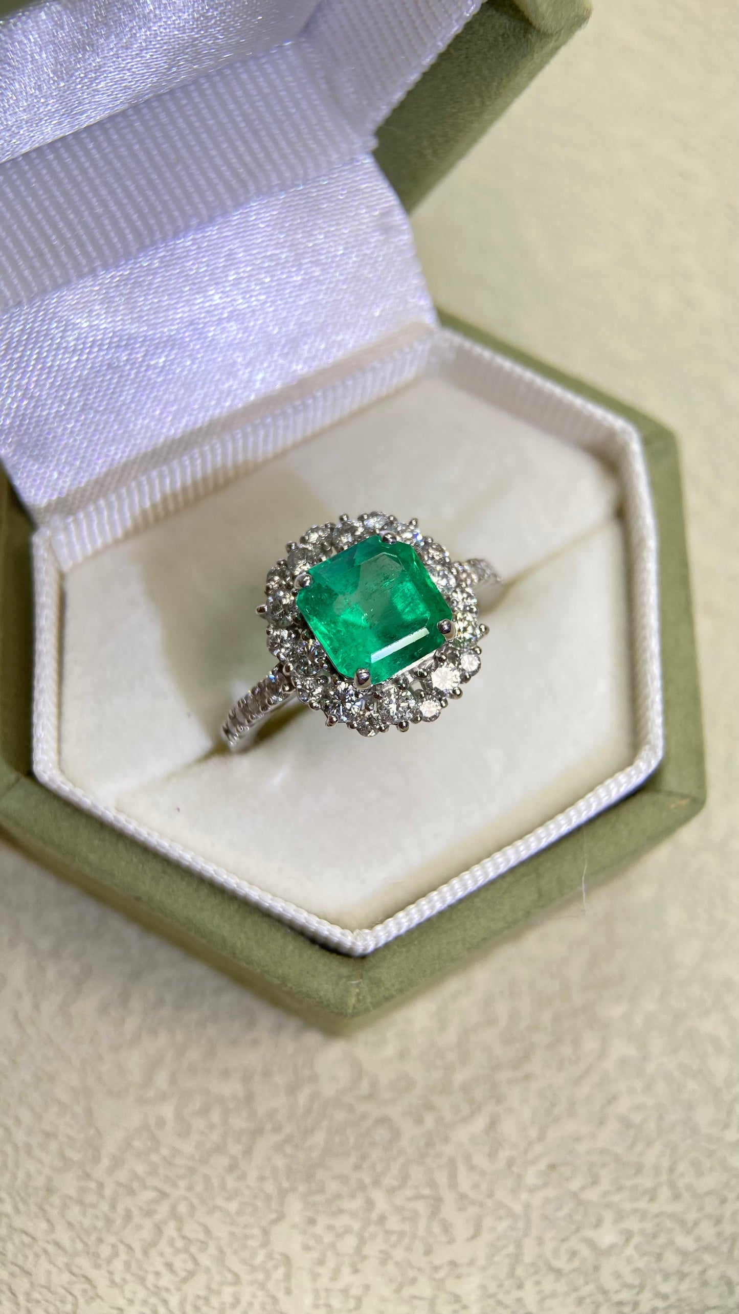 Pt950プラチナ＆エメラルド＆ダイヤモンドリング｜エメラルド1.73カラット｜ダイヤモンド0.64カラット｜日本のヴィンテージエステートジュエリー-ACUL